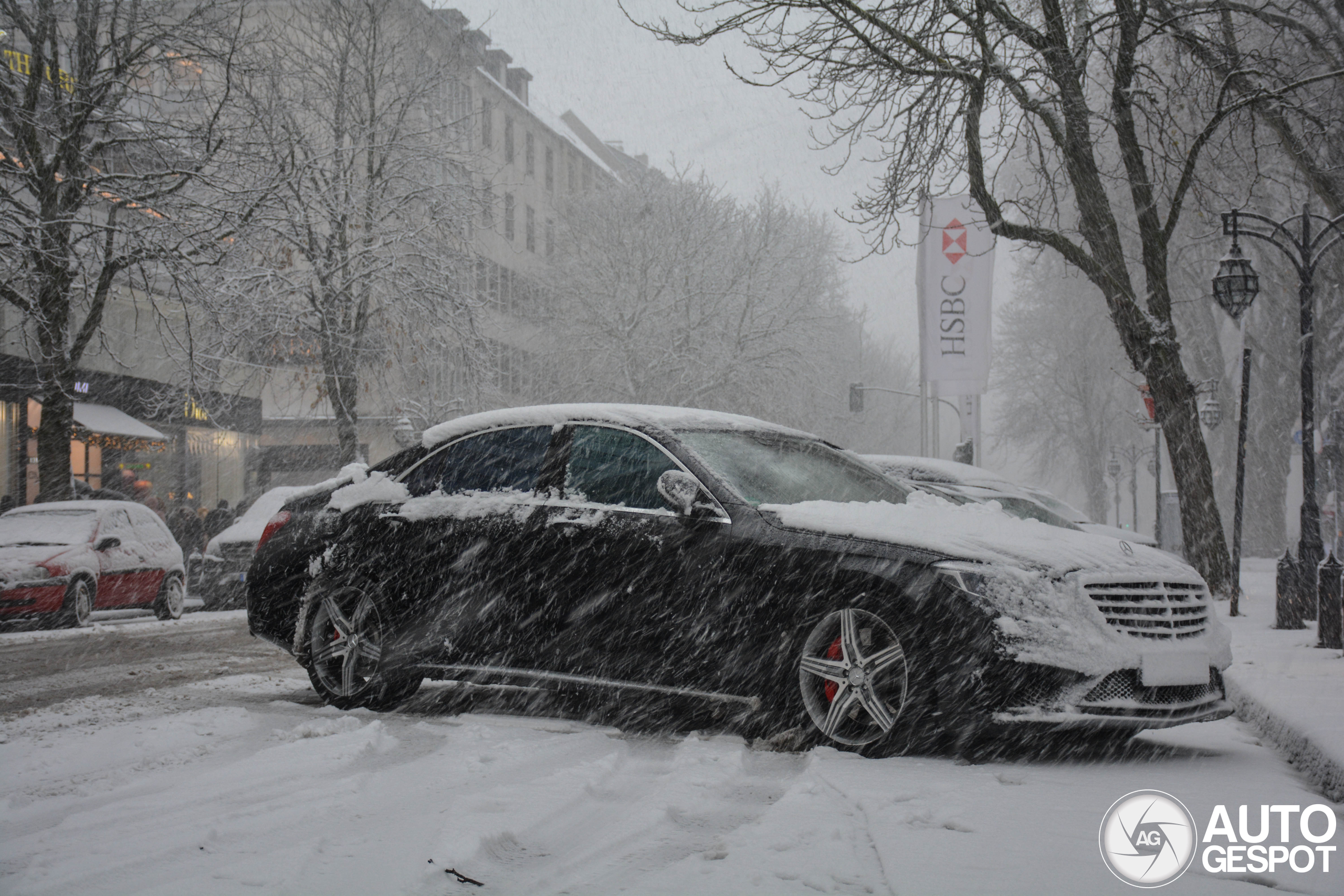 Zwarte S63 AMG bedolven op de Königsallee