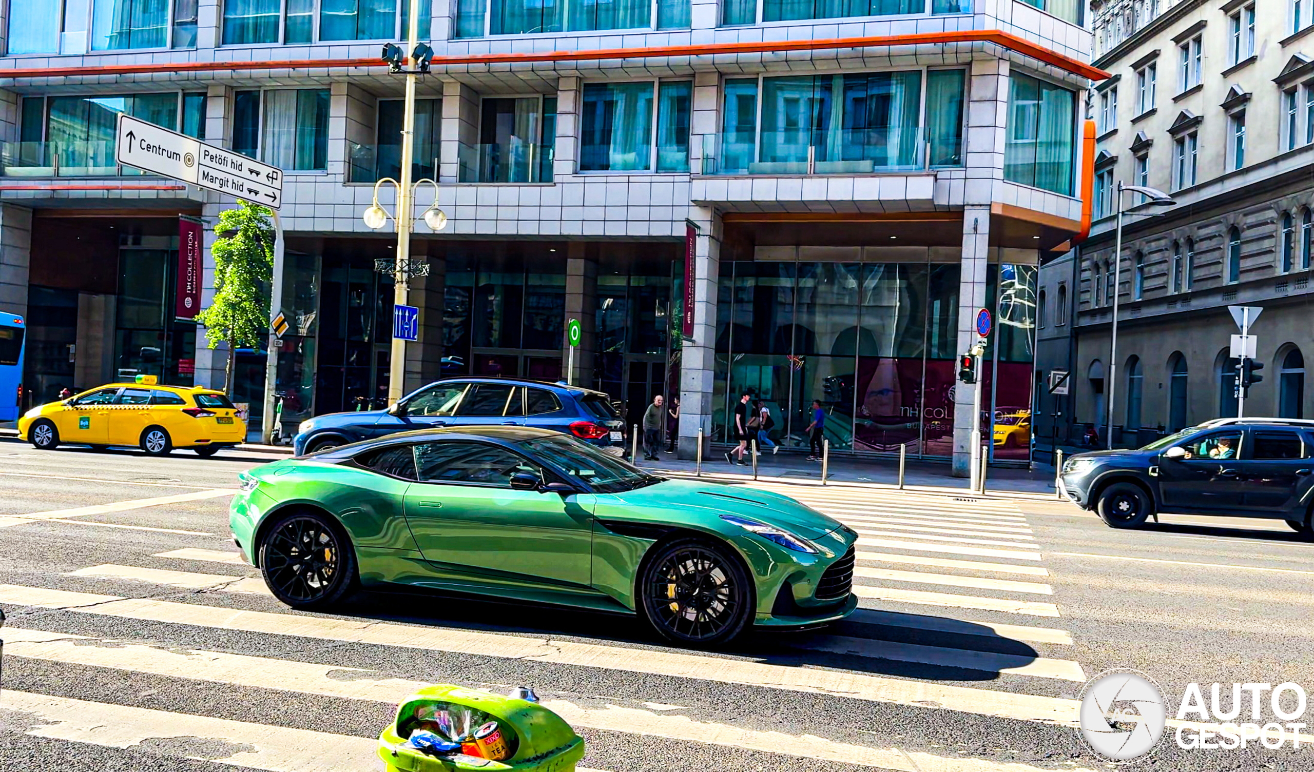 Aston Martin DB12