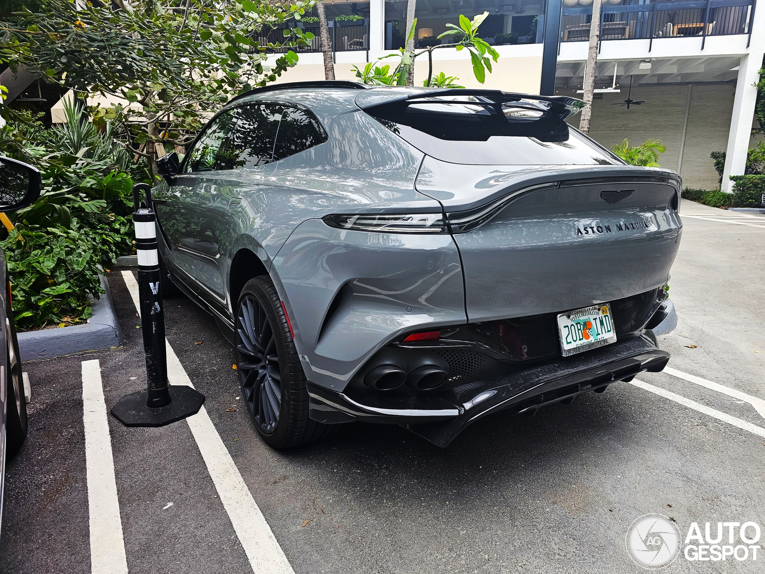 Aston Martin DBX707