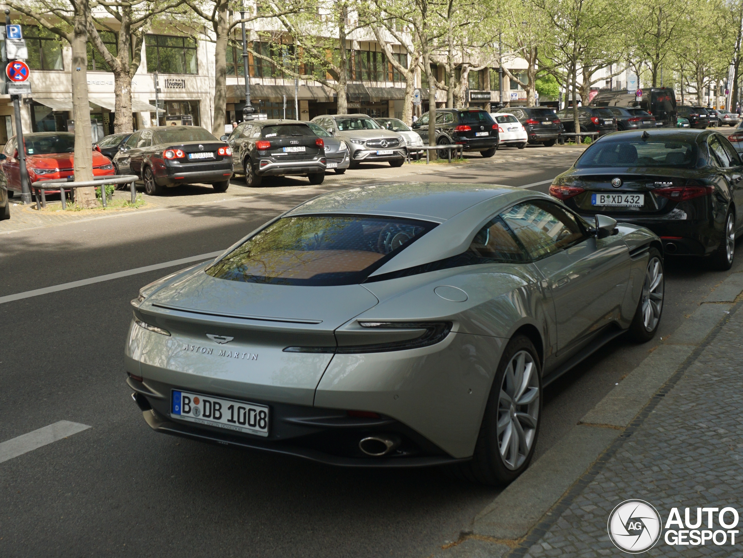 Aston Martin DB11 V8