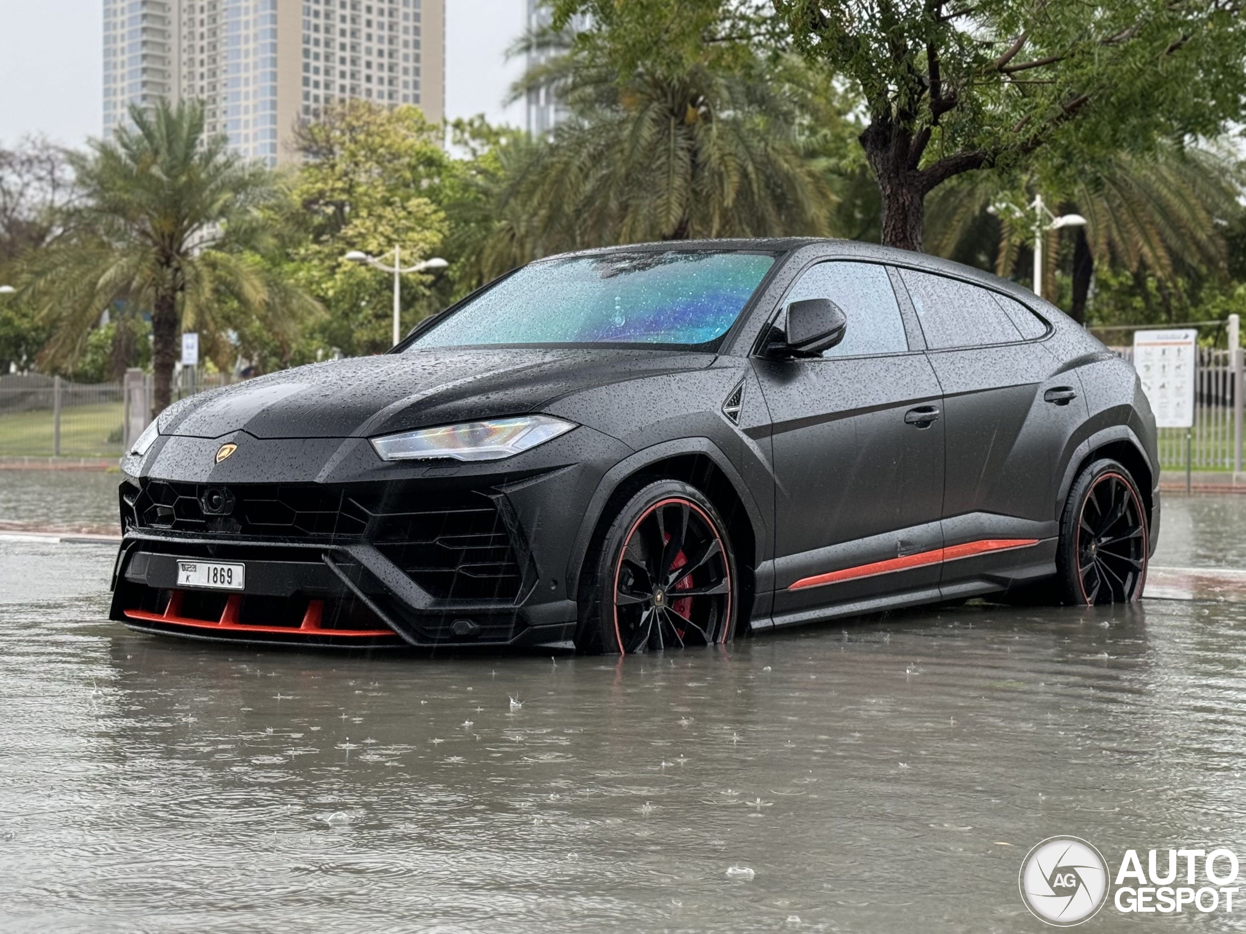 Lamborghini heeft natte voeten in Dubai