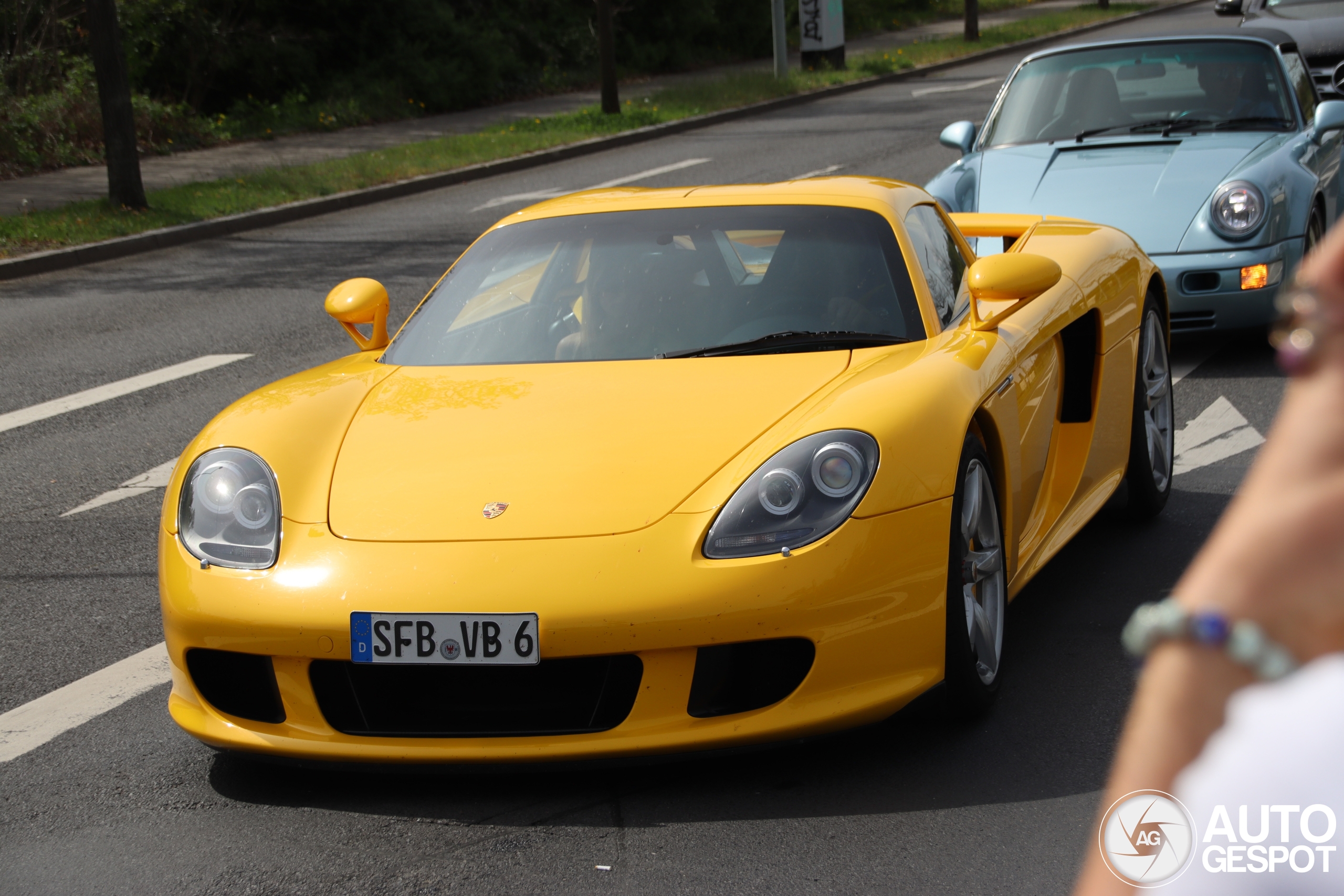 A yellow Carrera GT shows up in Dresden.