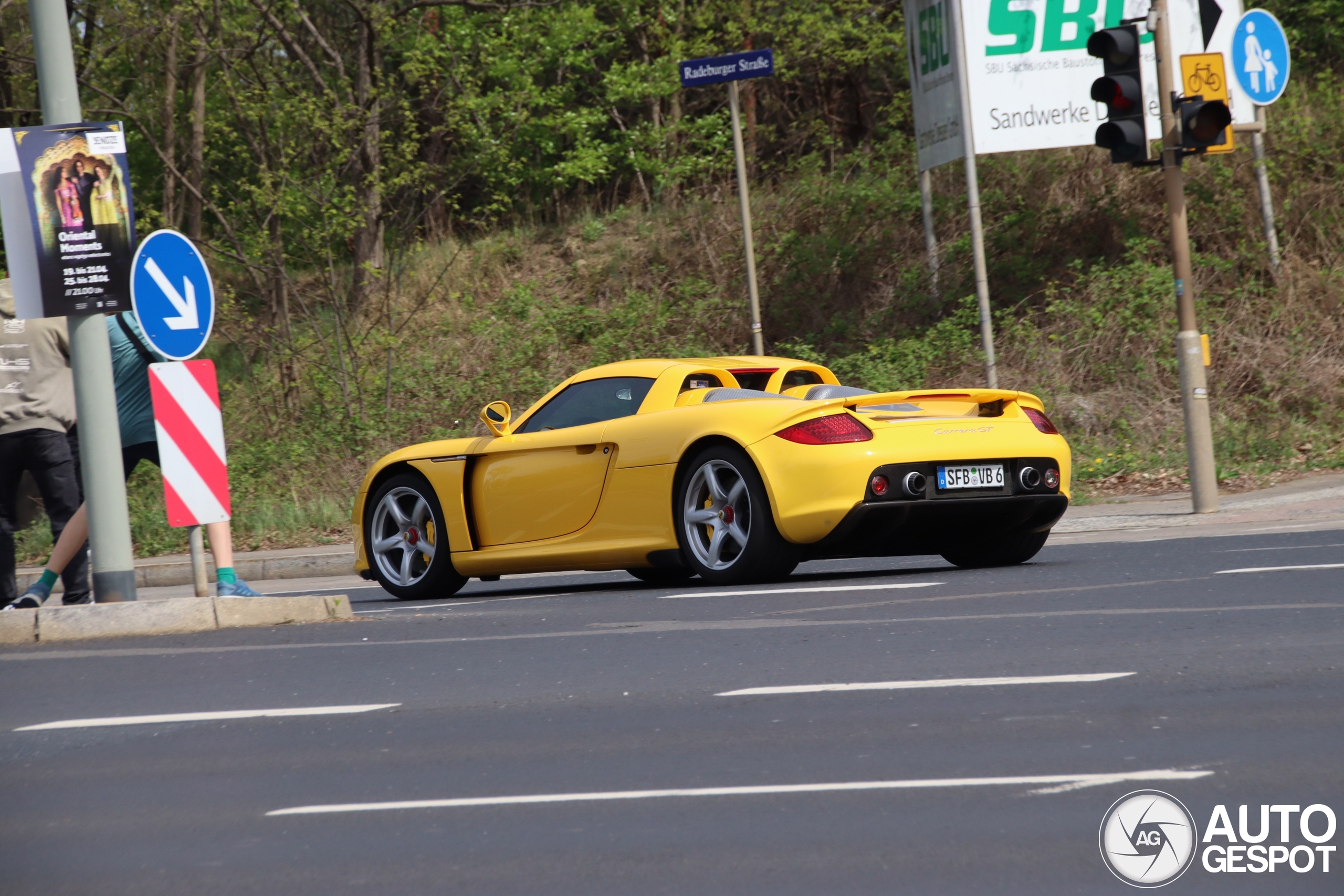 A yellow Carrera GT shows up in Dresden.