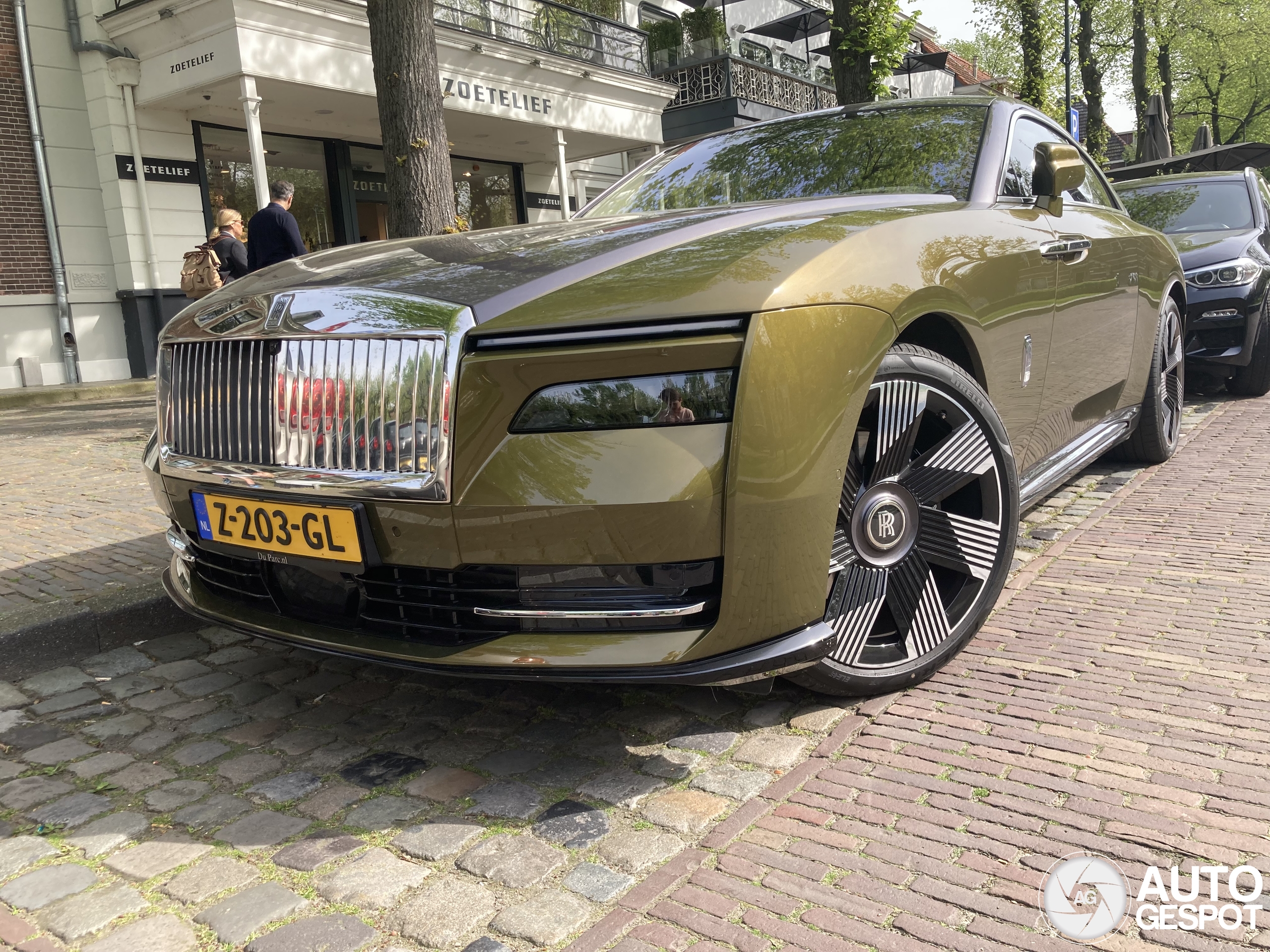 Olijfgroene Rolls-Royce Spectre