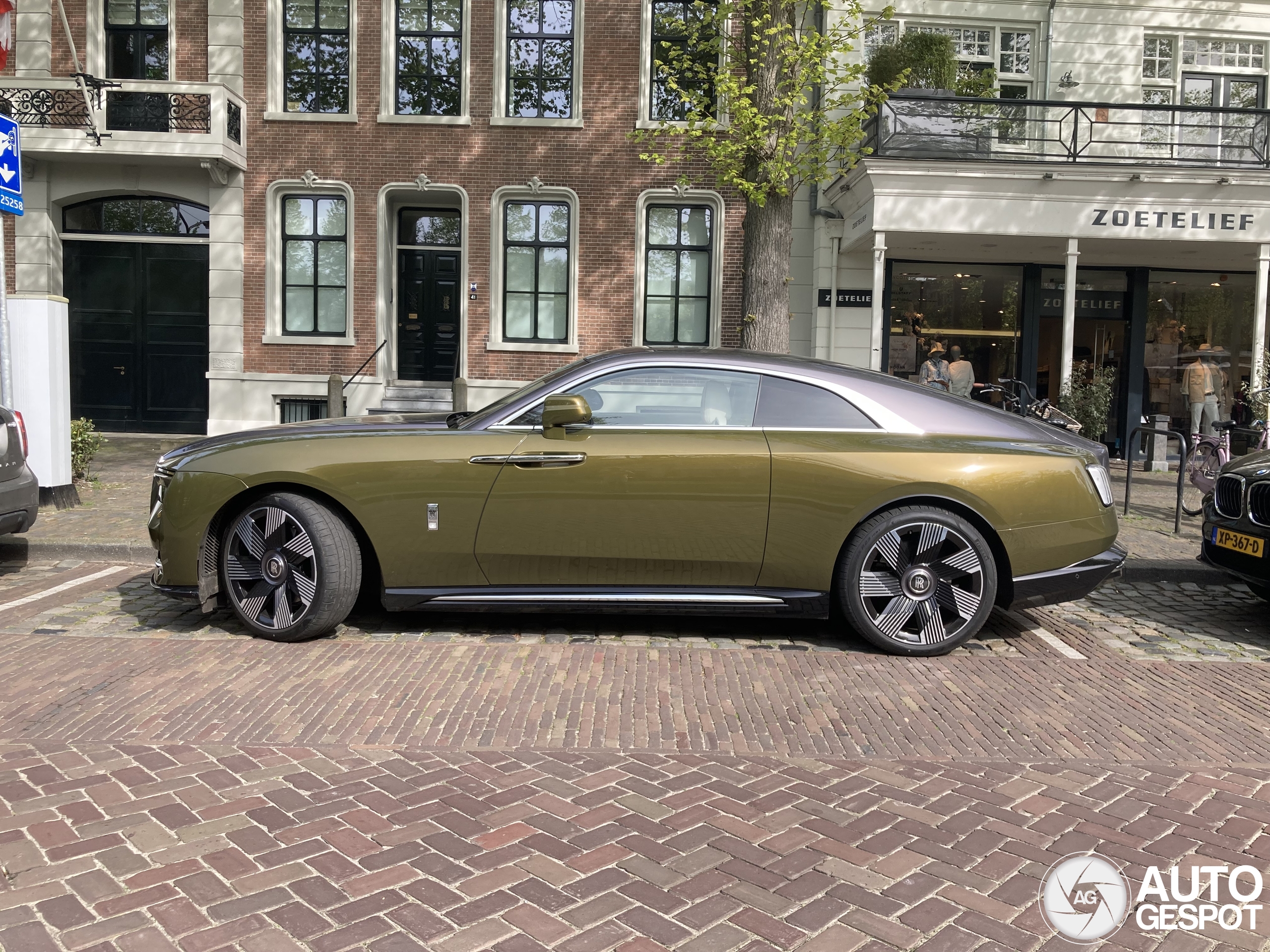 Olijfgroene Rolls-Royce Spectre