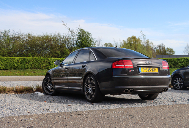 Audi S8 D3