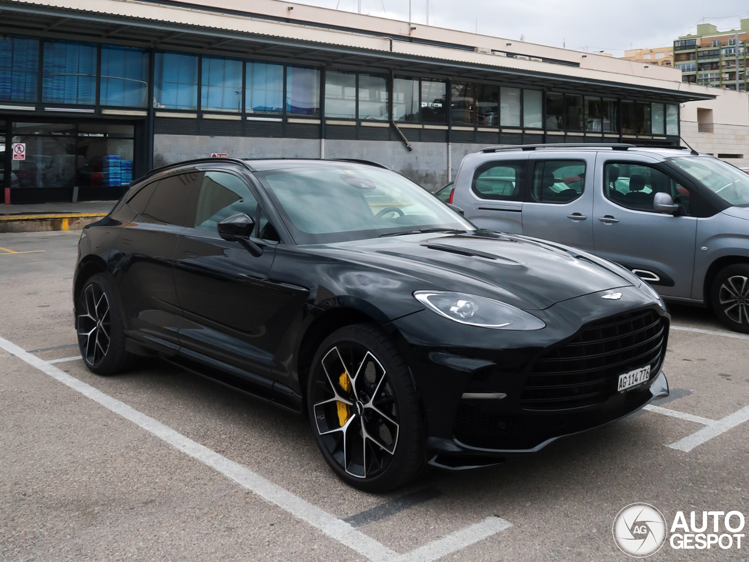 Aston Martin DBX707