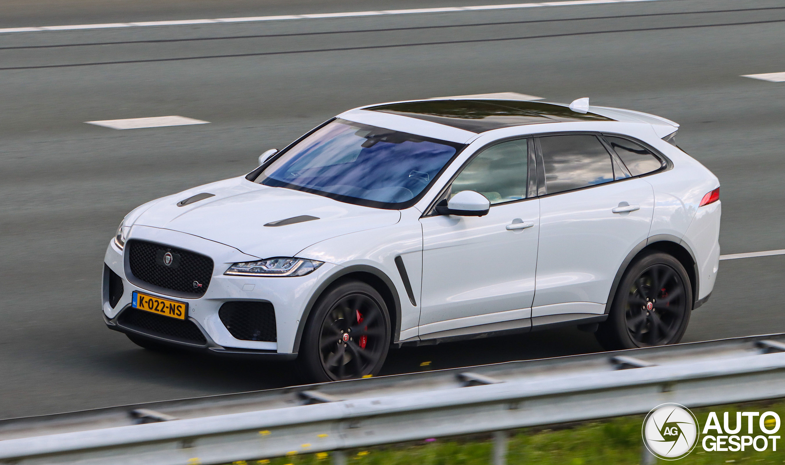 Jaguar F-PACE SVR