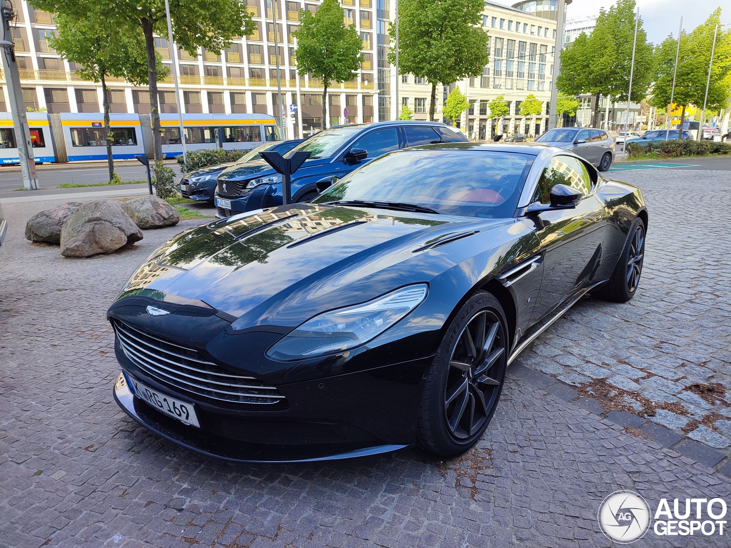 Aston Martin DB11