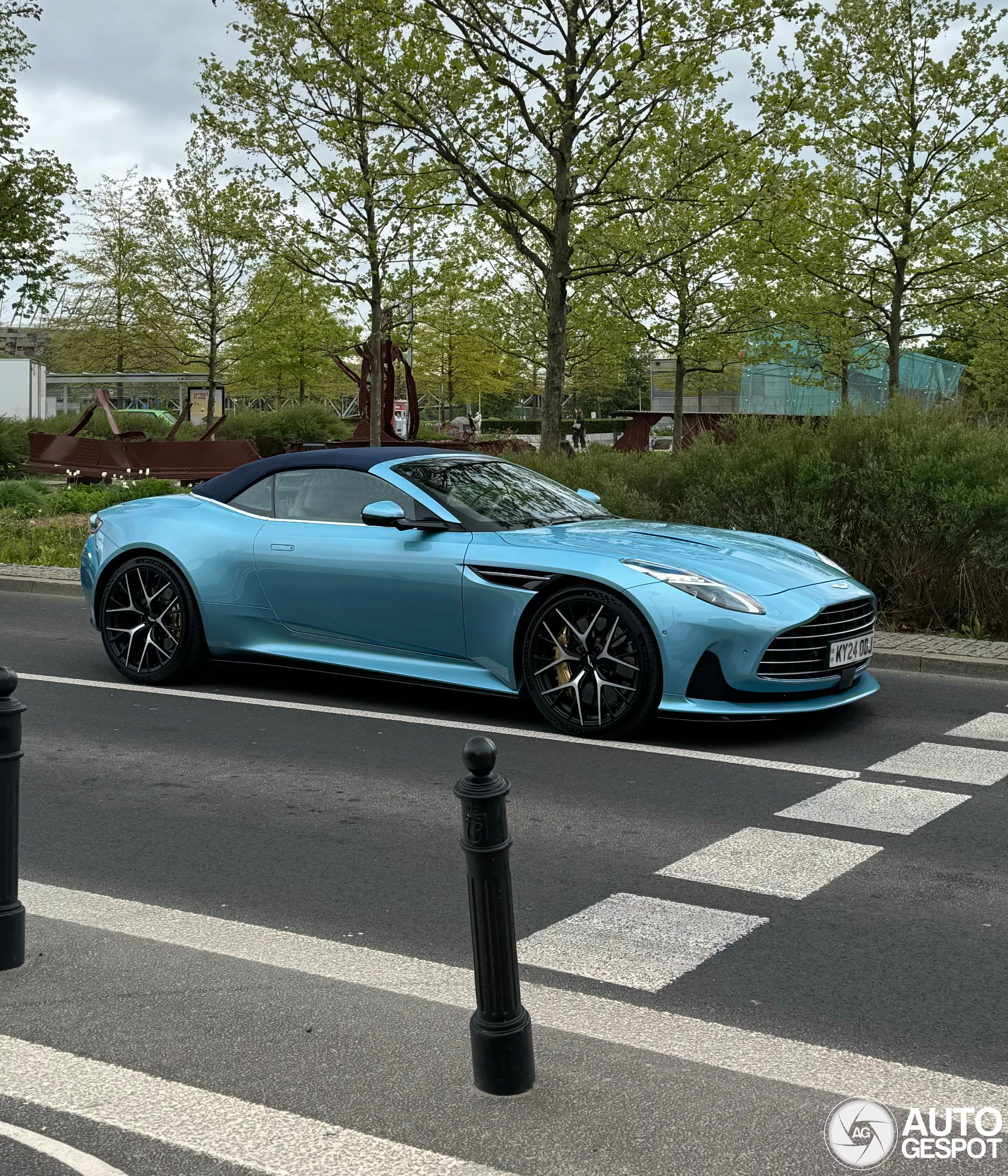 Aston Martin DB12 Volante