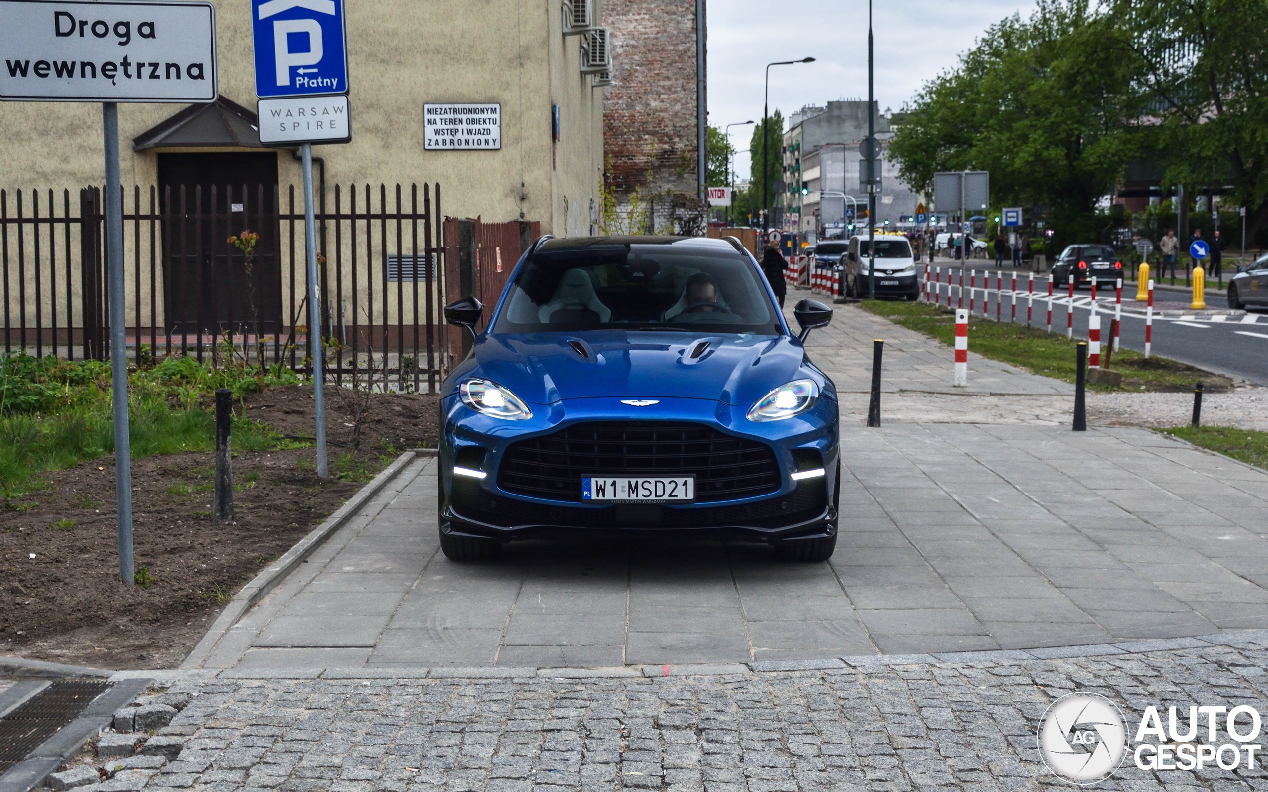 Aston Martin DBX707