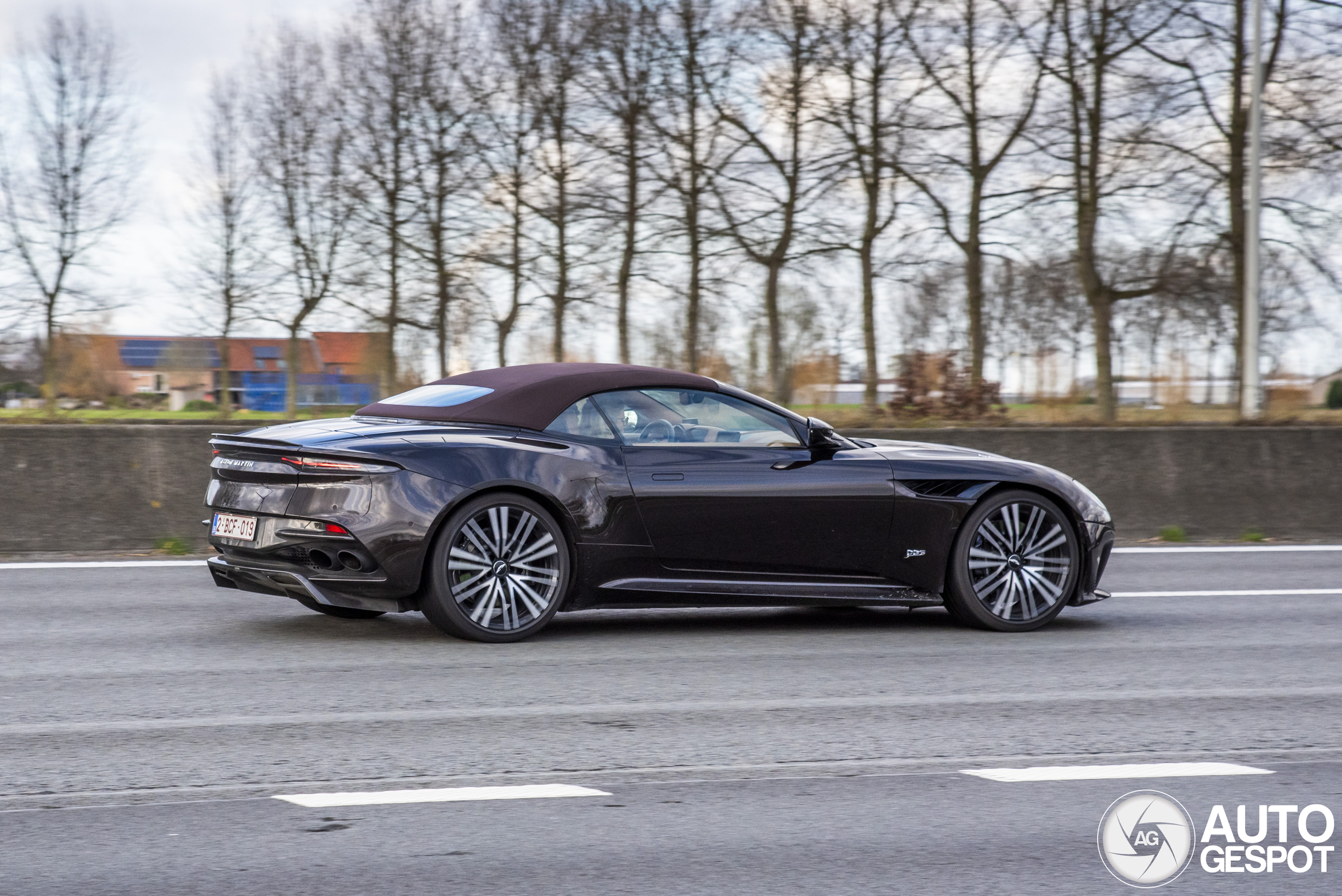 Aston Martin DBS Superleggera Volante