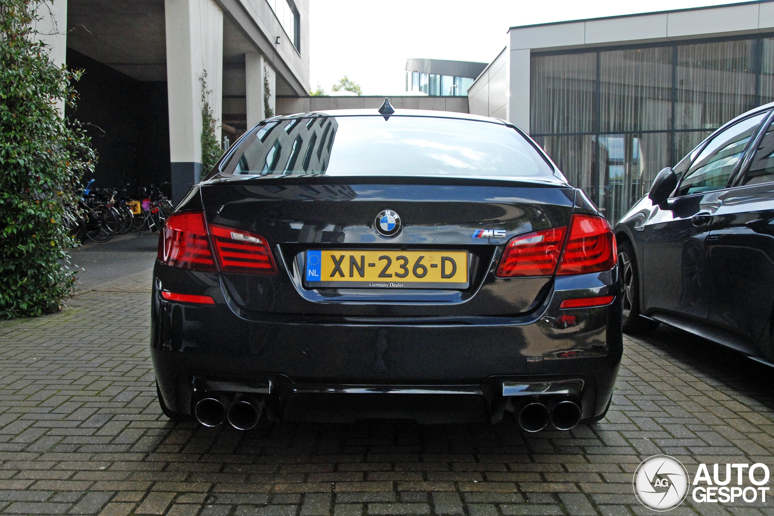 BMW M5 F10 2011