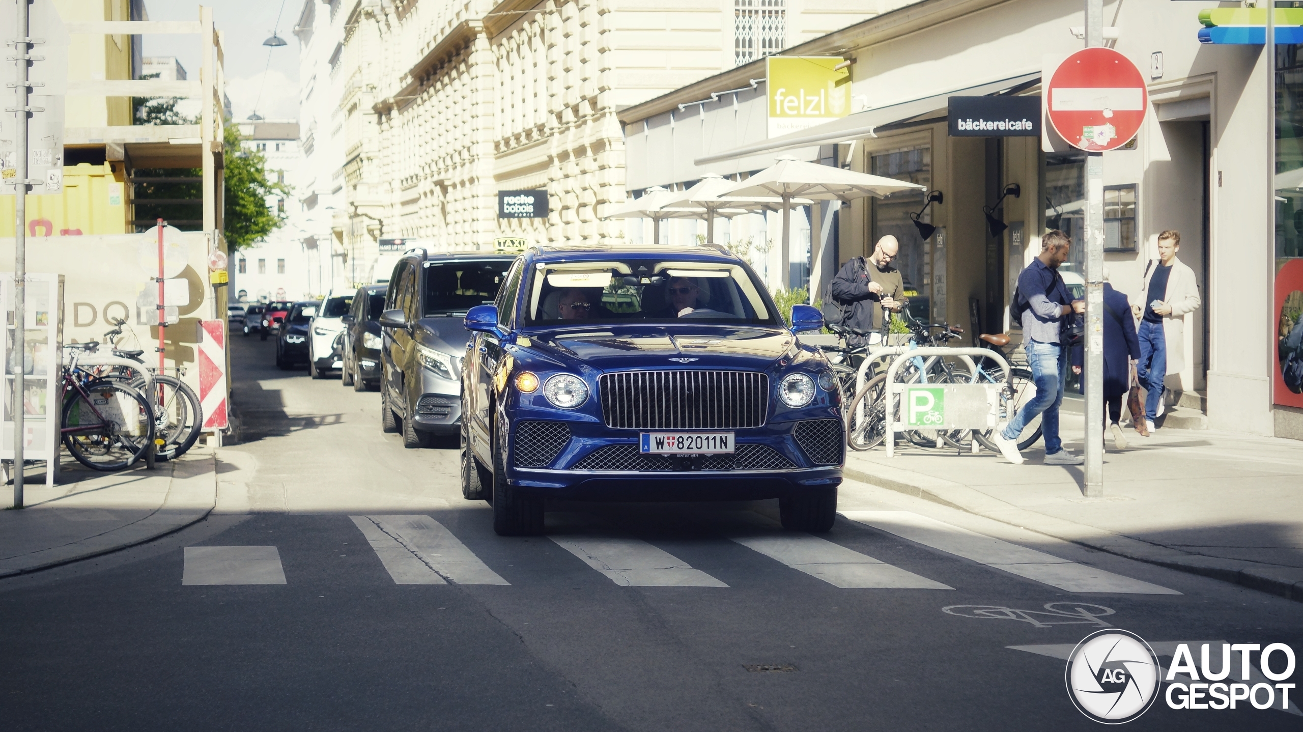 Bentley Bentayga Hybrid Azure EWB