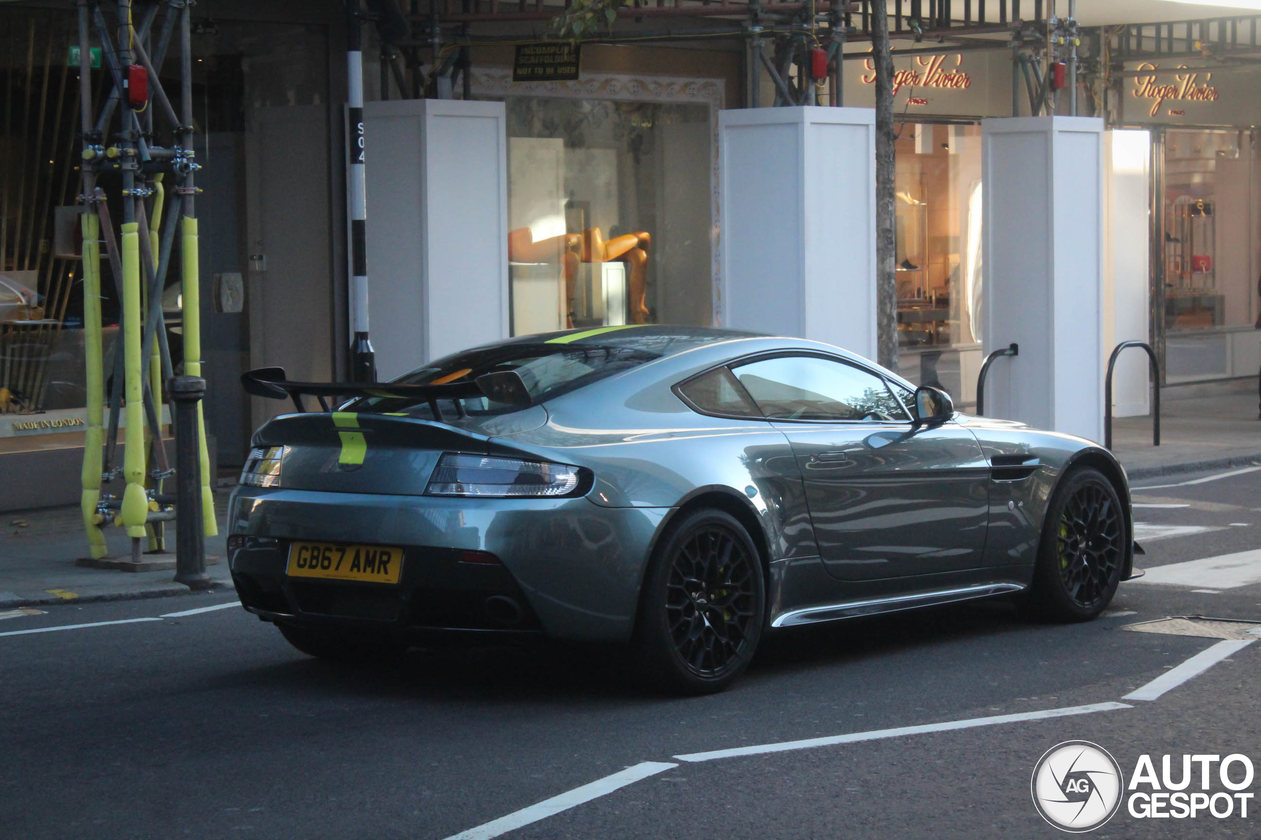 Aston Martin V12 Vantage S AMR