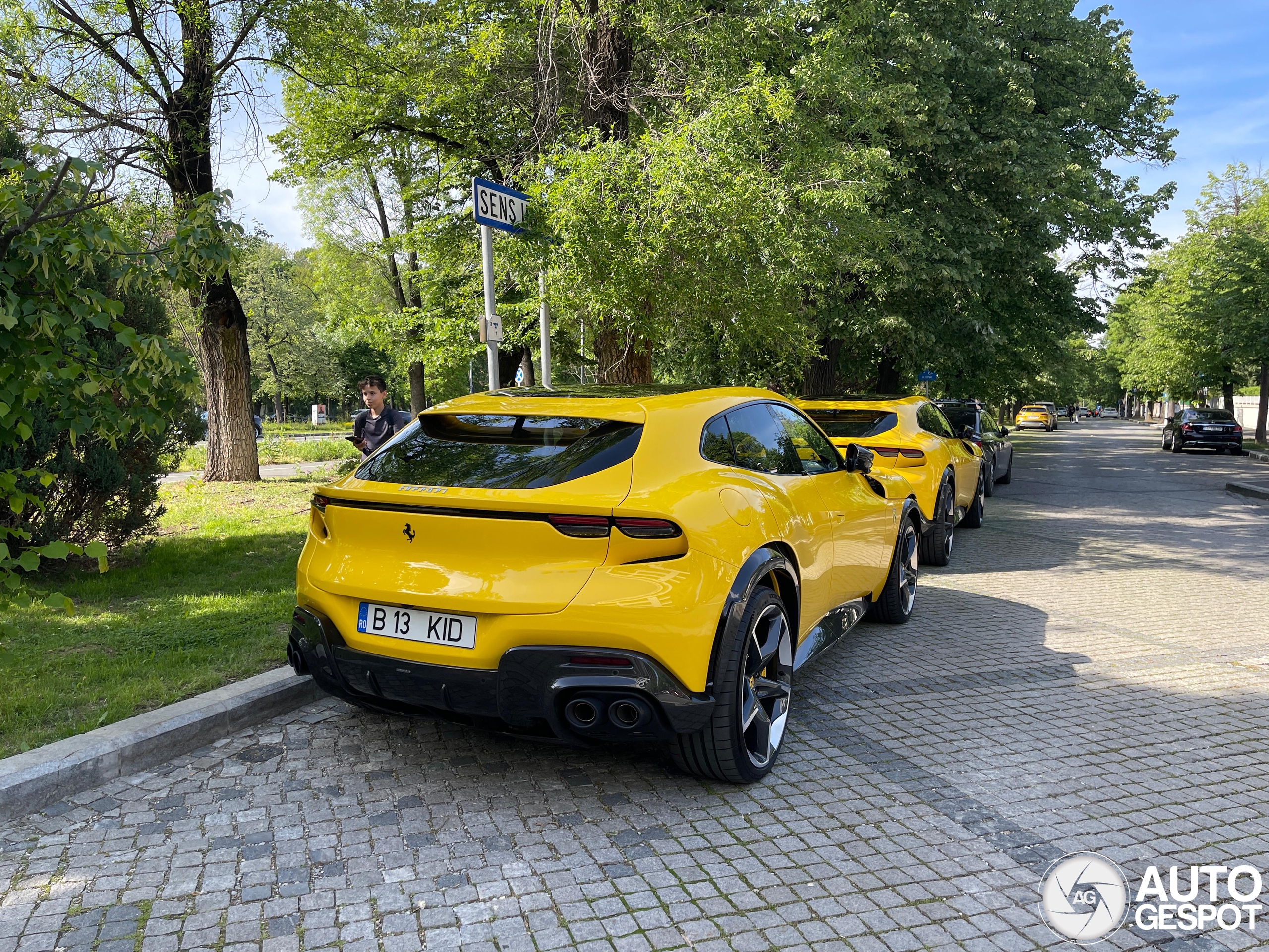 Zwei Ferrari Purosangue in Bukarest