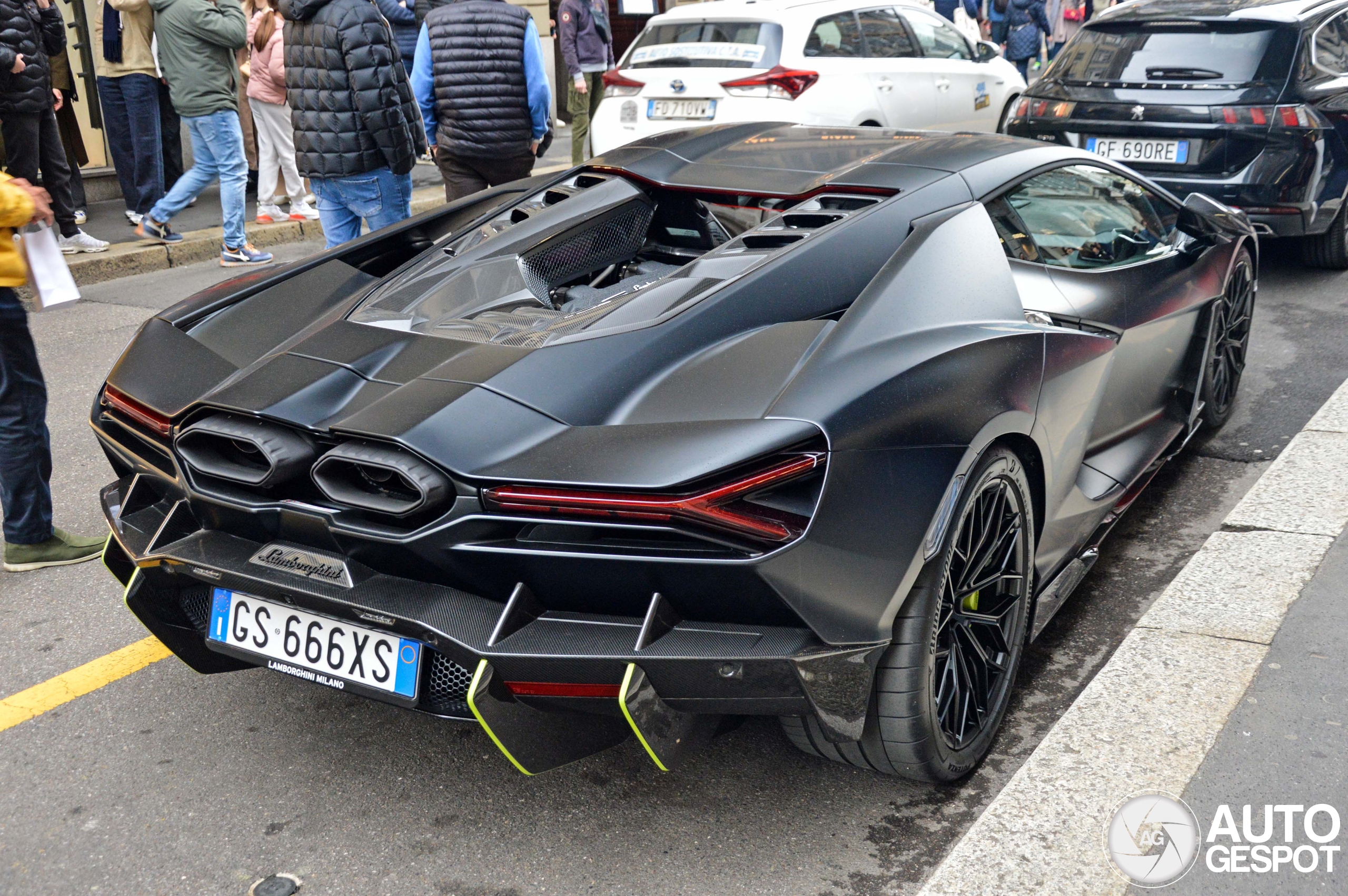 Lamborghini Revuelto in het matzwart hadden we nog niet