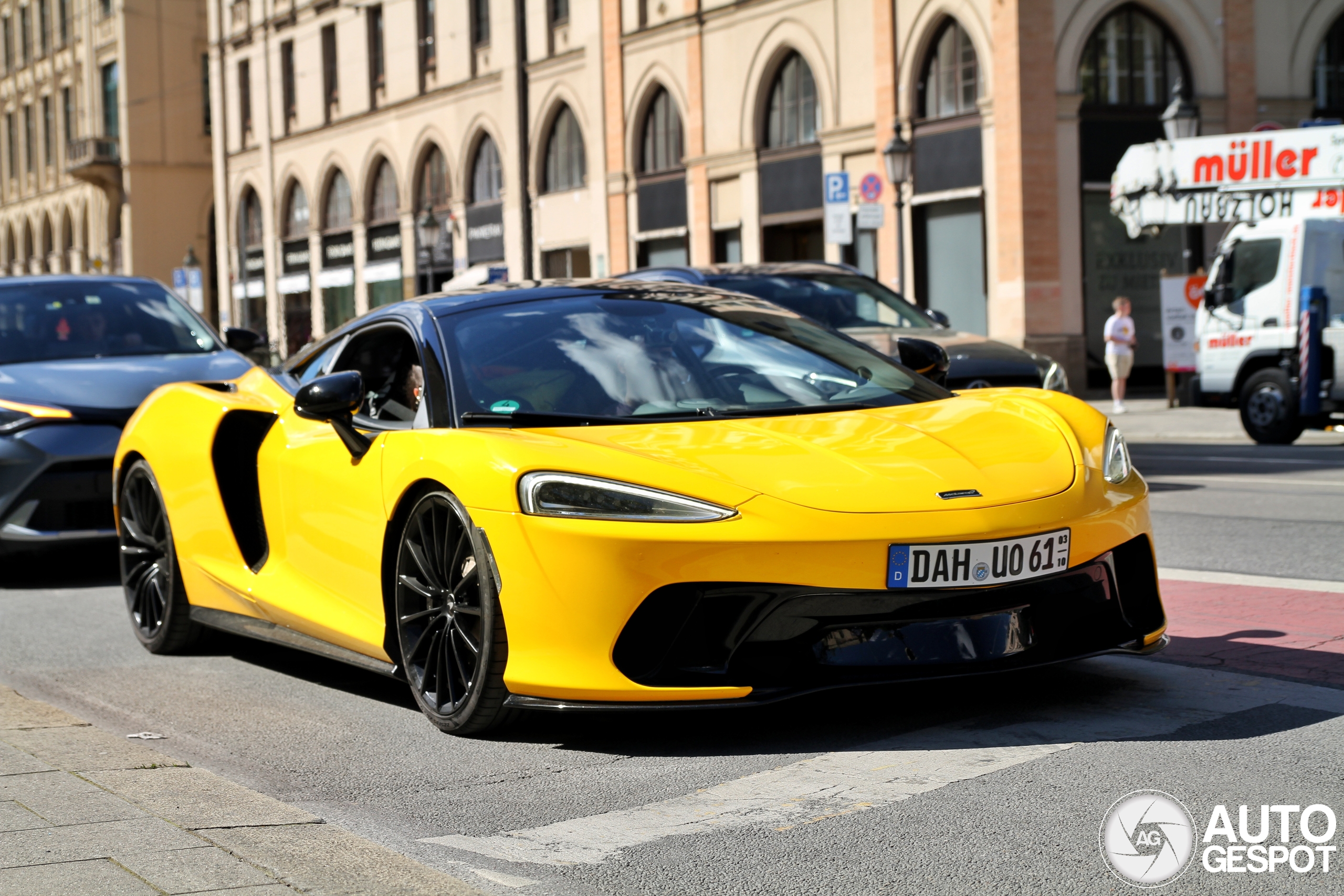 McLaren GT