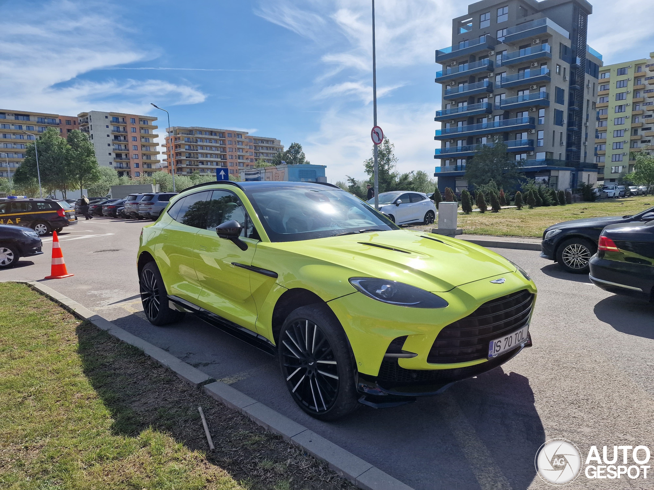 Aston Martin DBX707