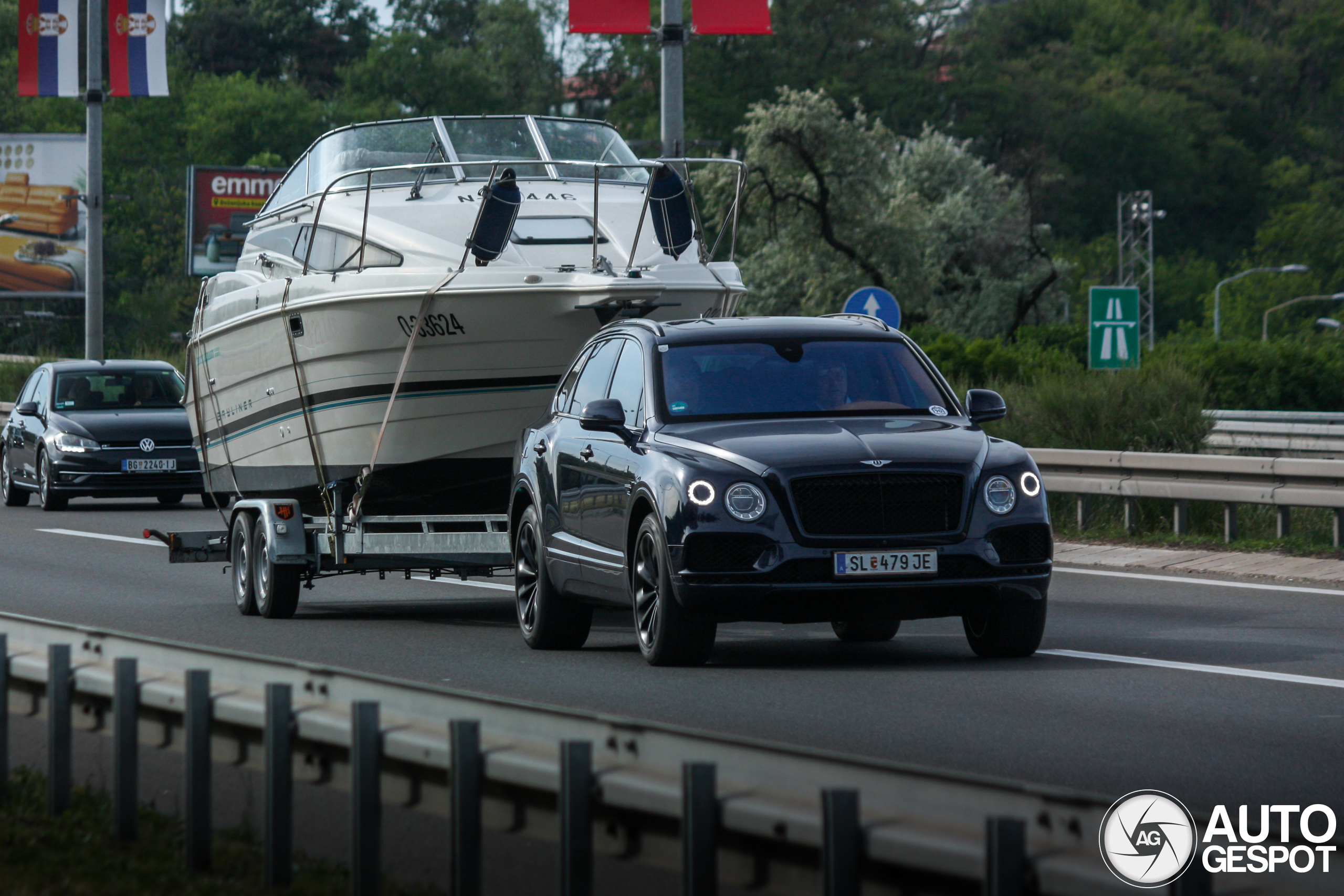 Das ist kein alltäglicher Anblick: ein Bentley Bentayga mit einem Bootsanhänger