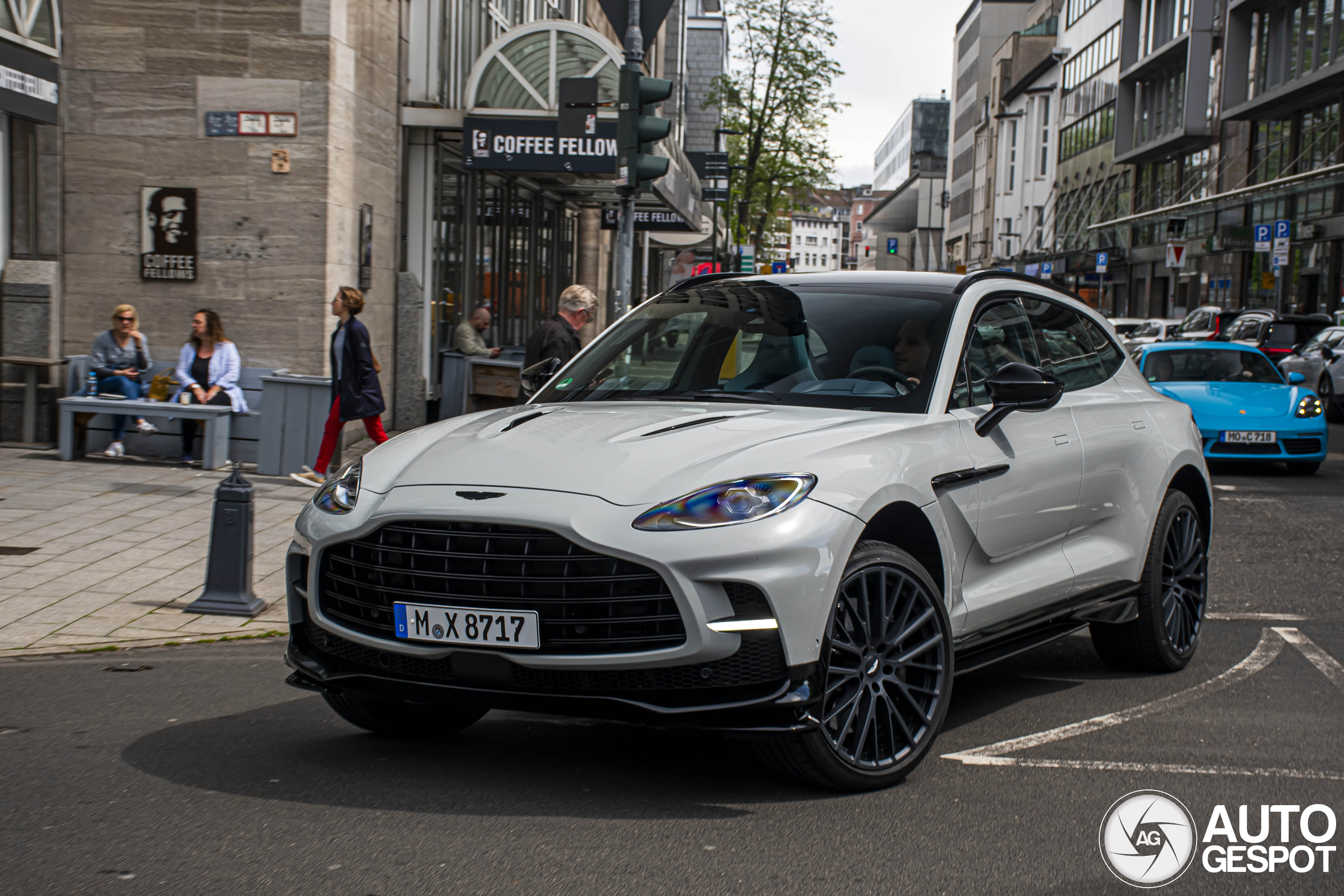 Aston Martin DBX707