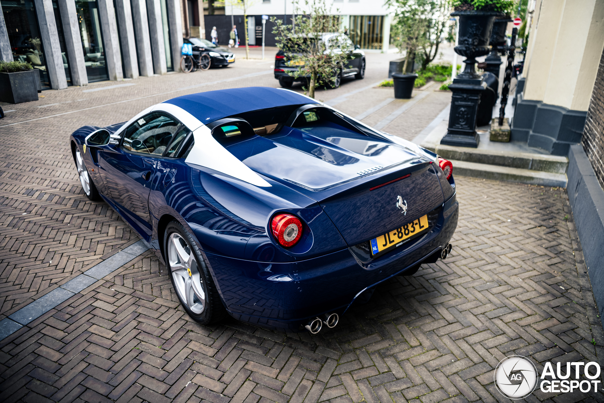 A magnificent SA Aperta appears in the netherlands