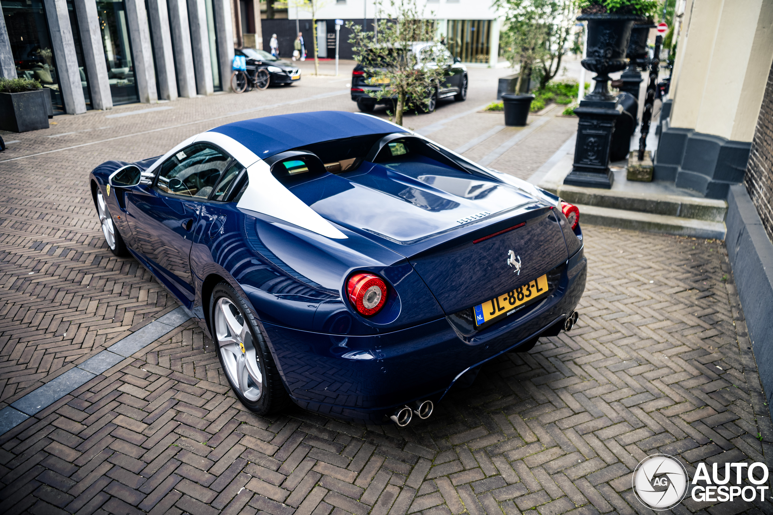 Zeldzame Ferrari trekt spotters naar Zwolle