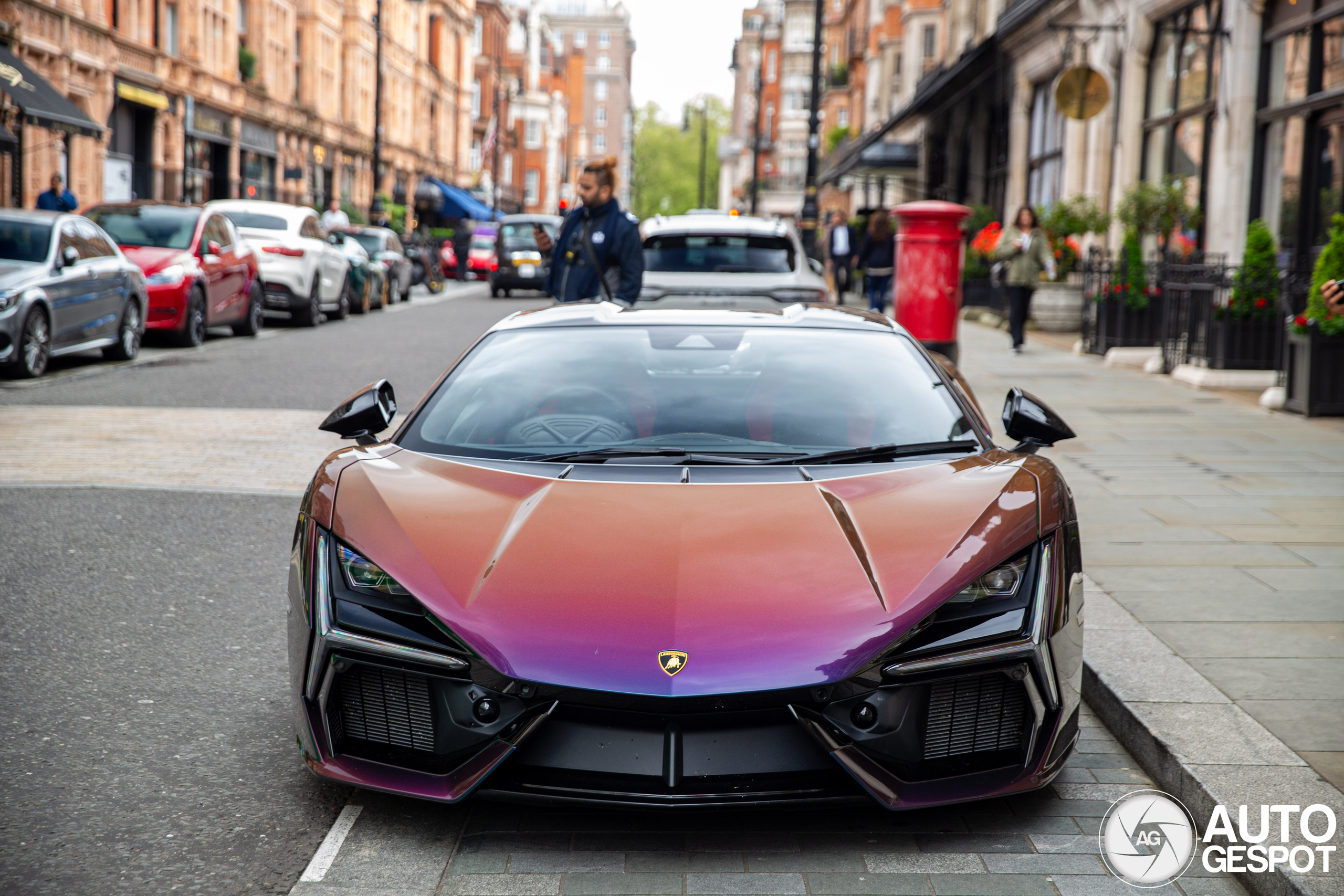 Tiende Lamborghini Revuelto duikt op in Londen met unieke kleur