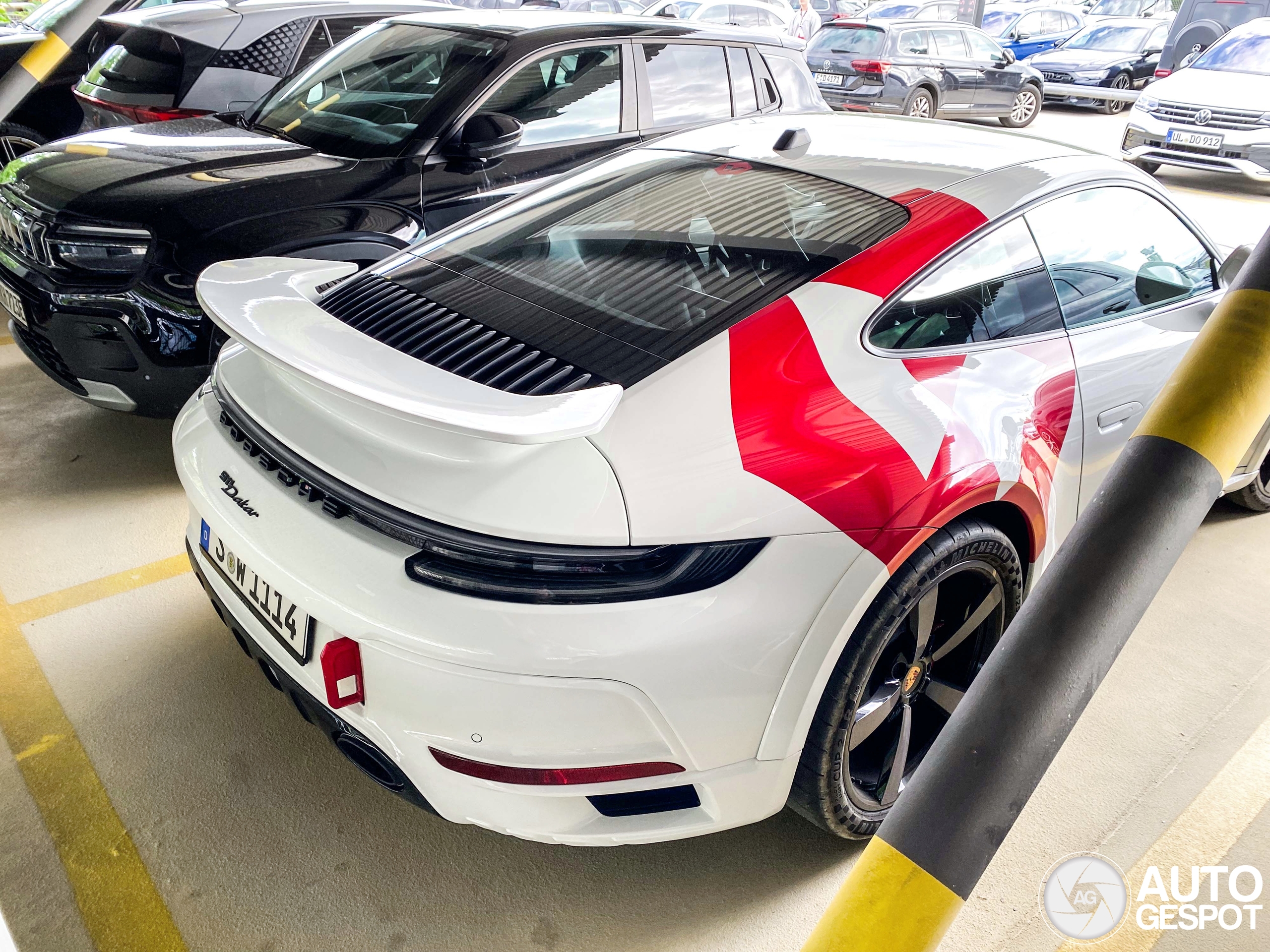 Porsche 911 Dakar with a remarkable color combination