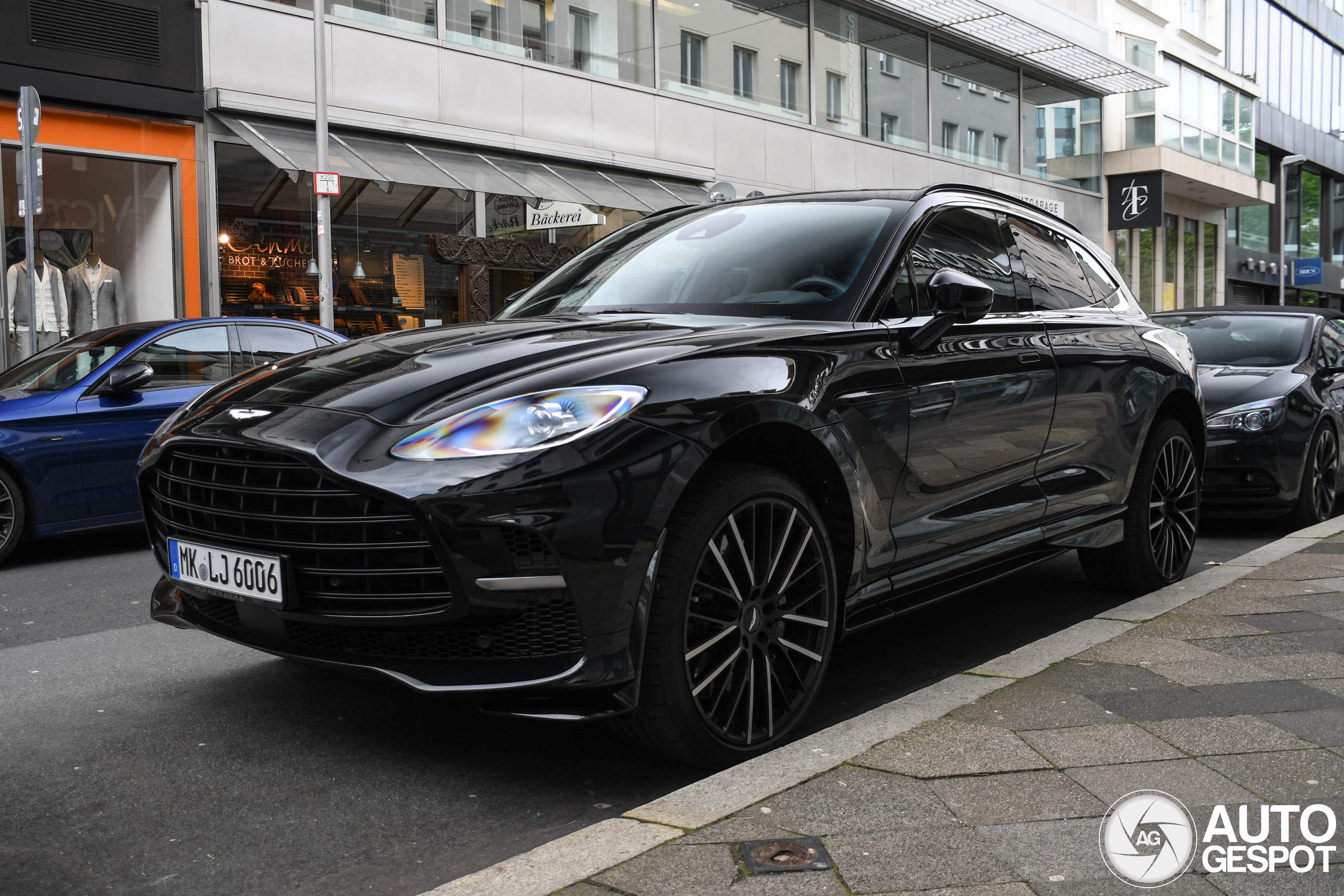 Aston Martin DBX707