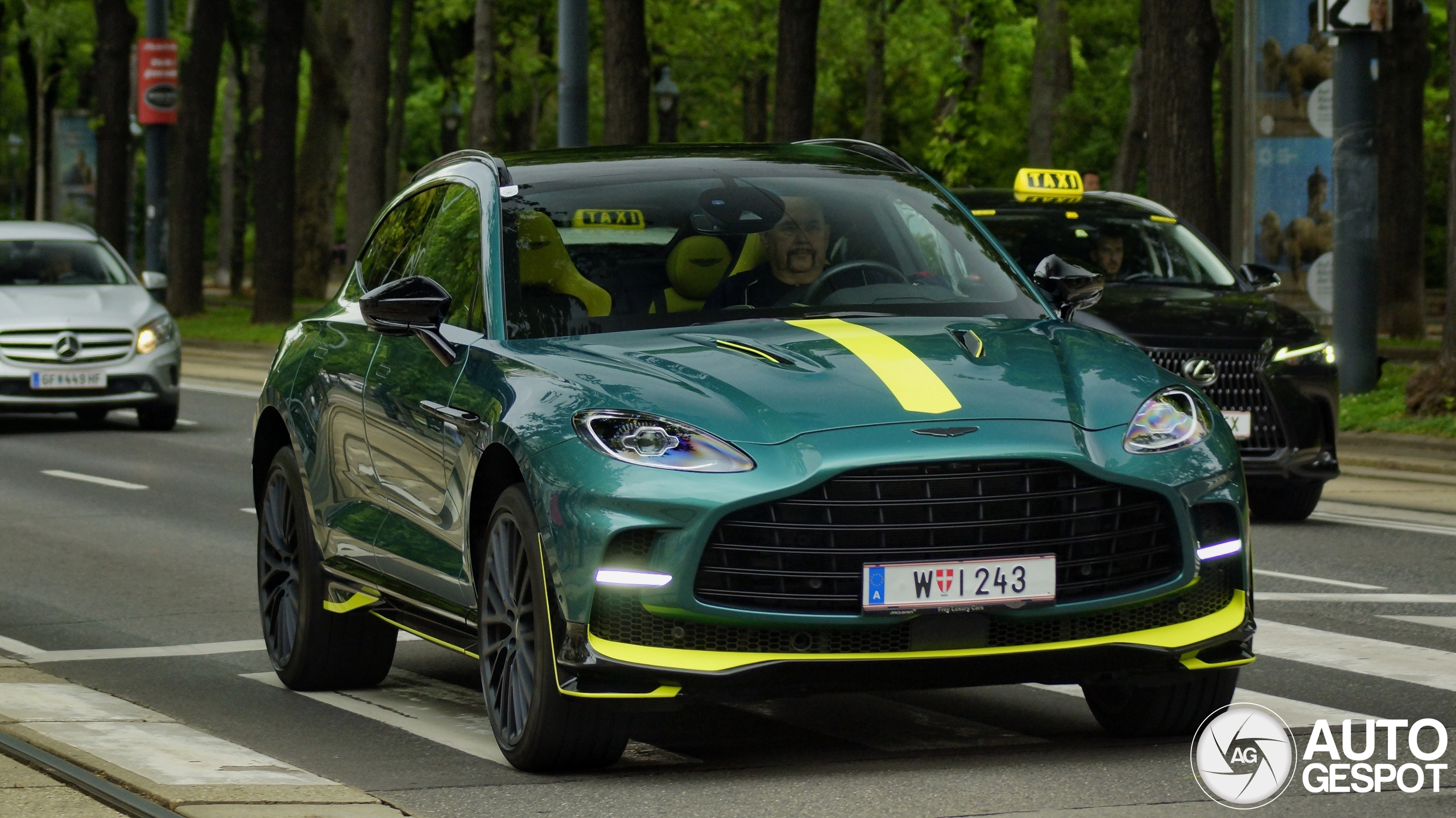 Aston Martin DBX707