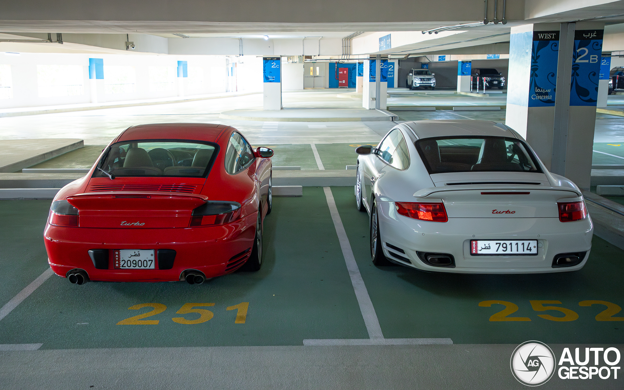 Combo van twee generaties Porsche 911 Turbo