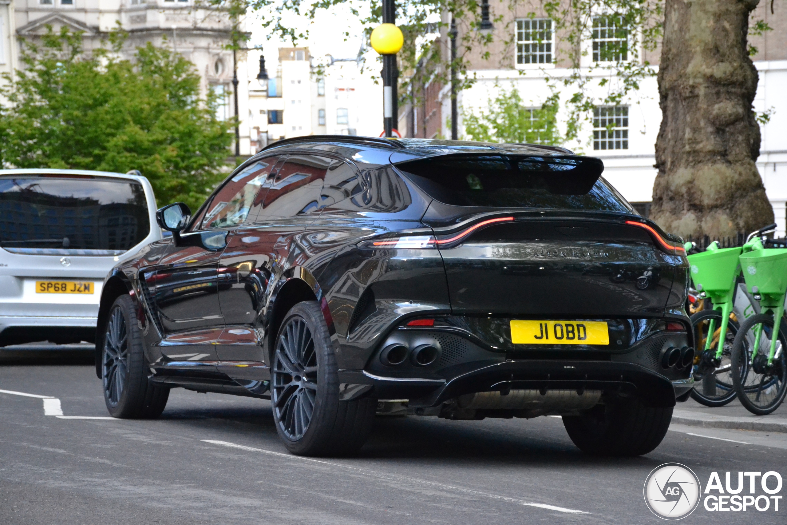 Aston Martin DBX707