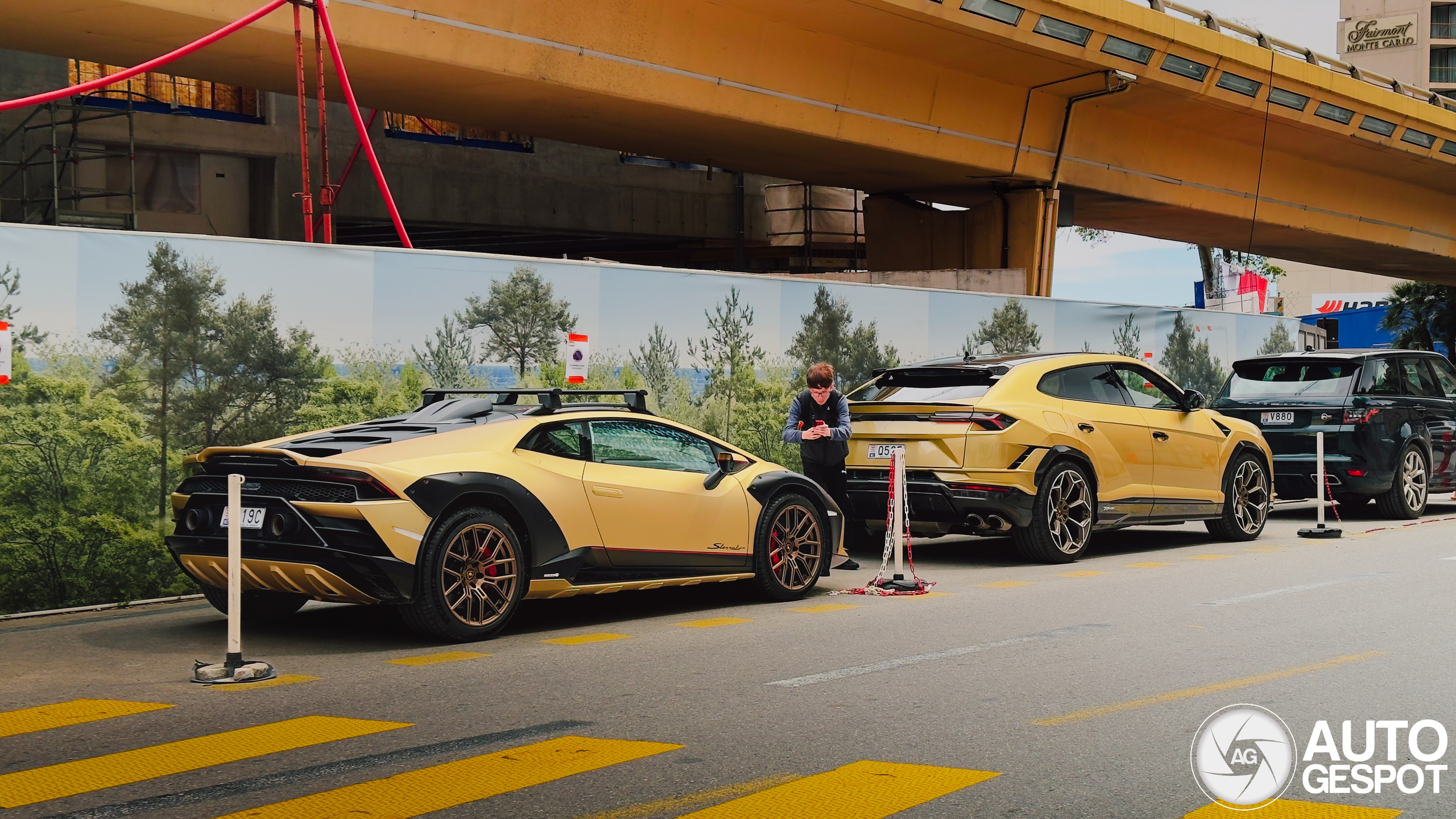 Een duo van Lamborghini dat klaar is om de woestijn in rijden