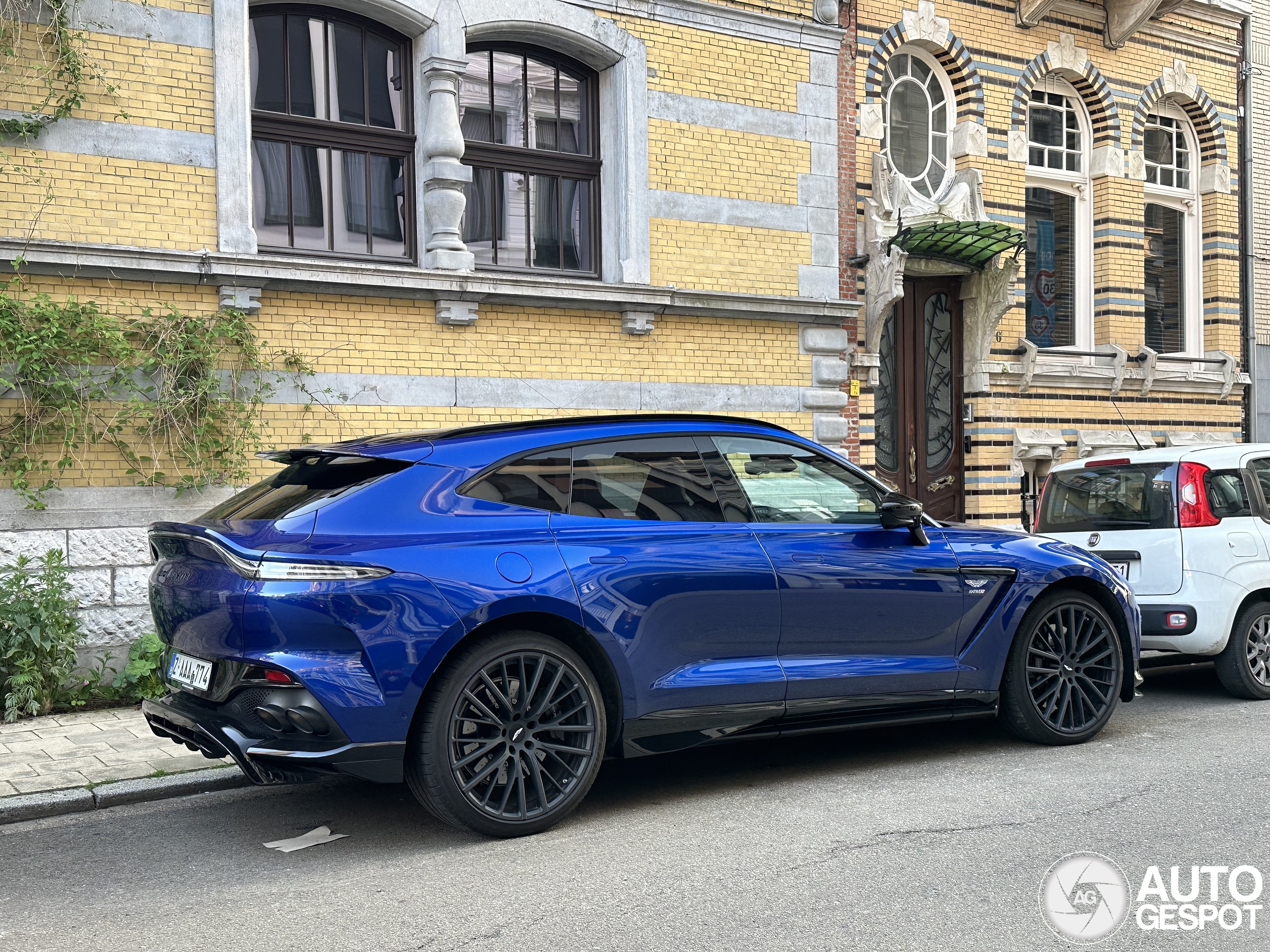 Aston Martin DBX707