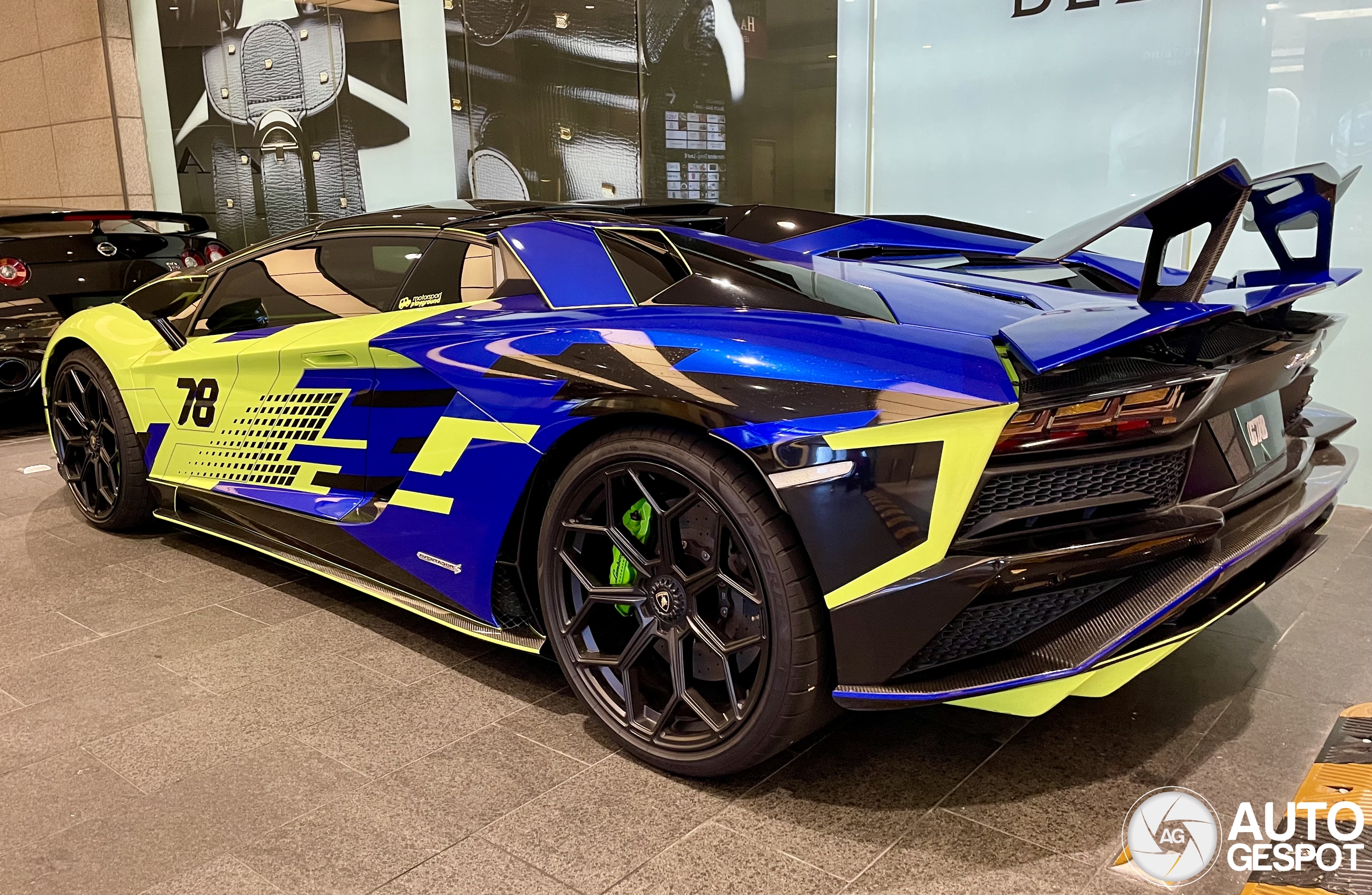 Lamborghini Aventador valt op in Maleisië