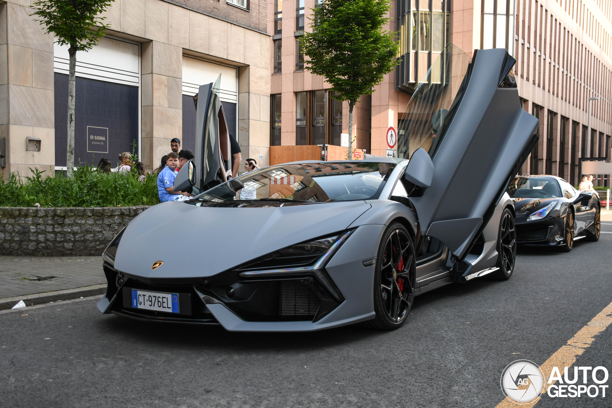 Deze kleur staat de Lamborghini Revuelto ook alweer goed