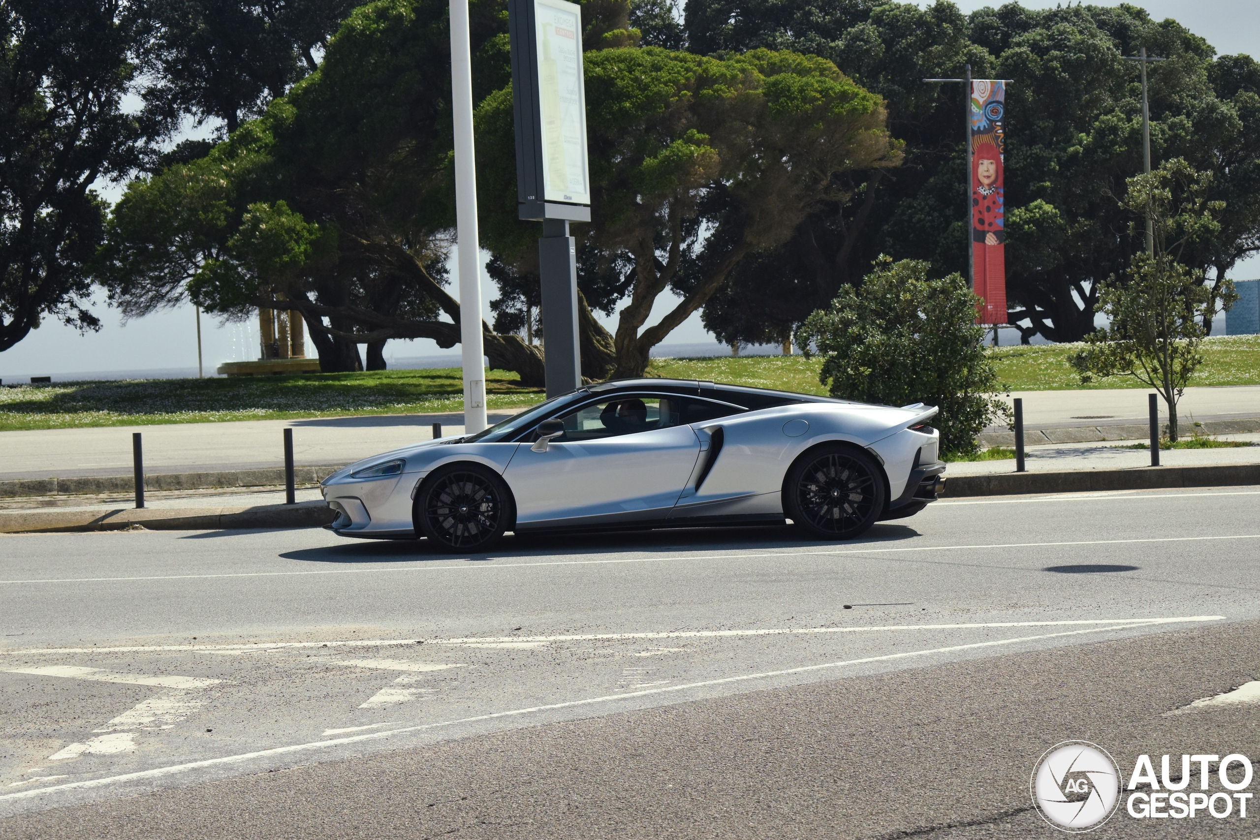 McLaren GT