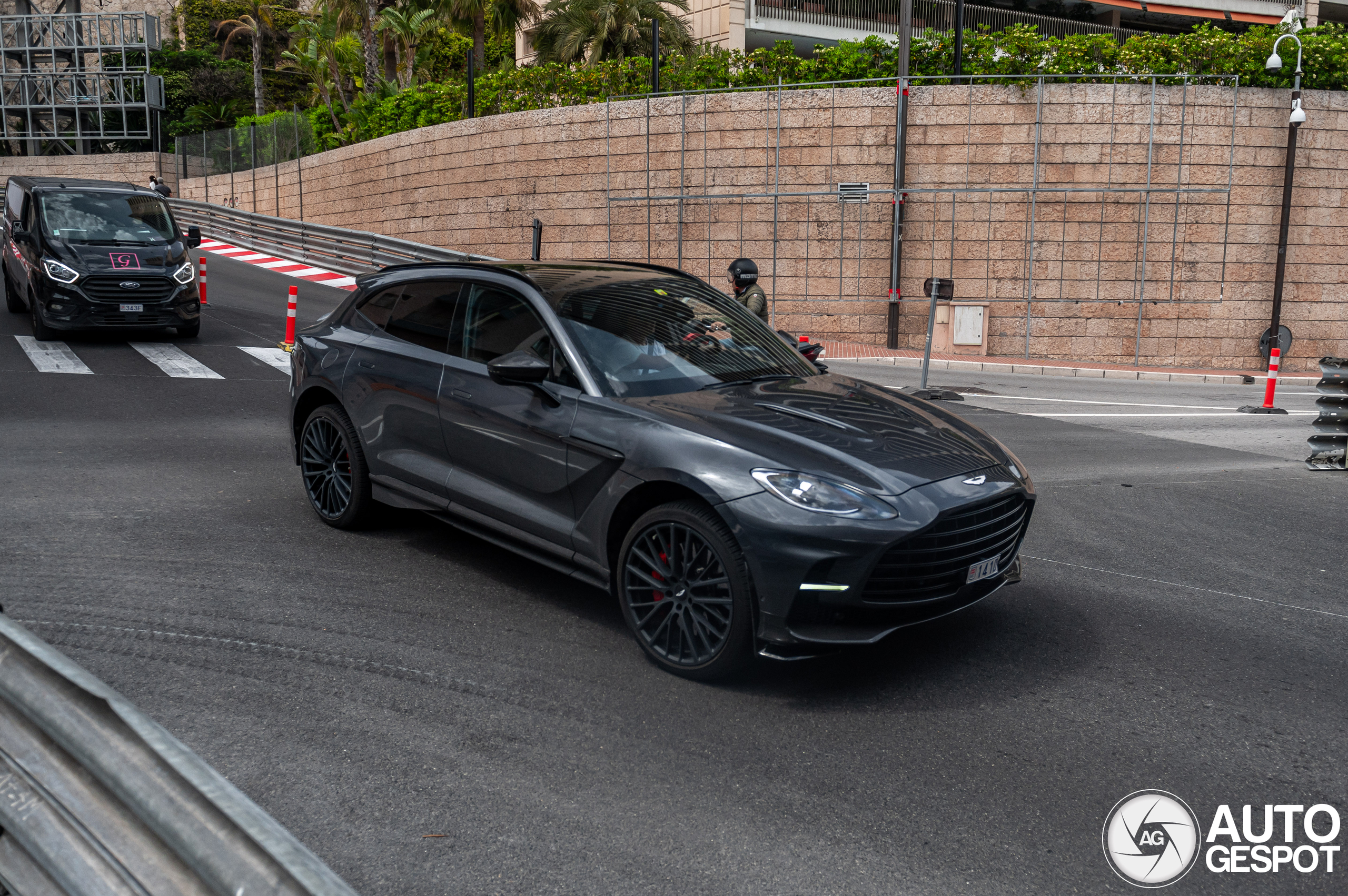 Aston Martin DBX707