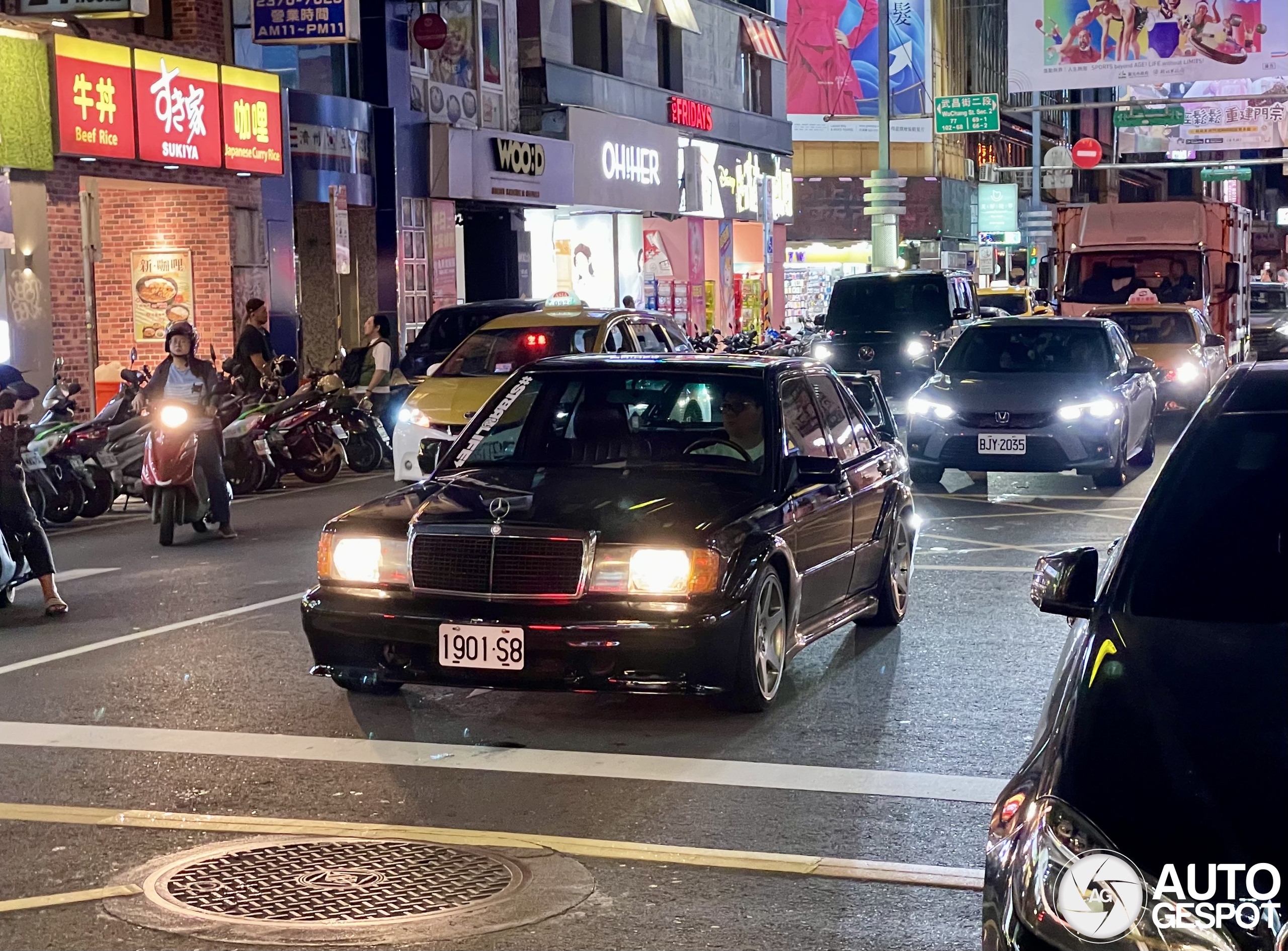 Diese Schönheit fügt sich nahtlos in das Stadtbild von Taipei ein