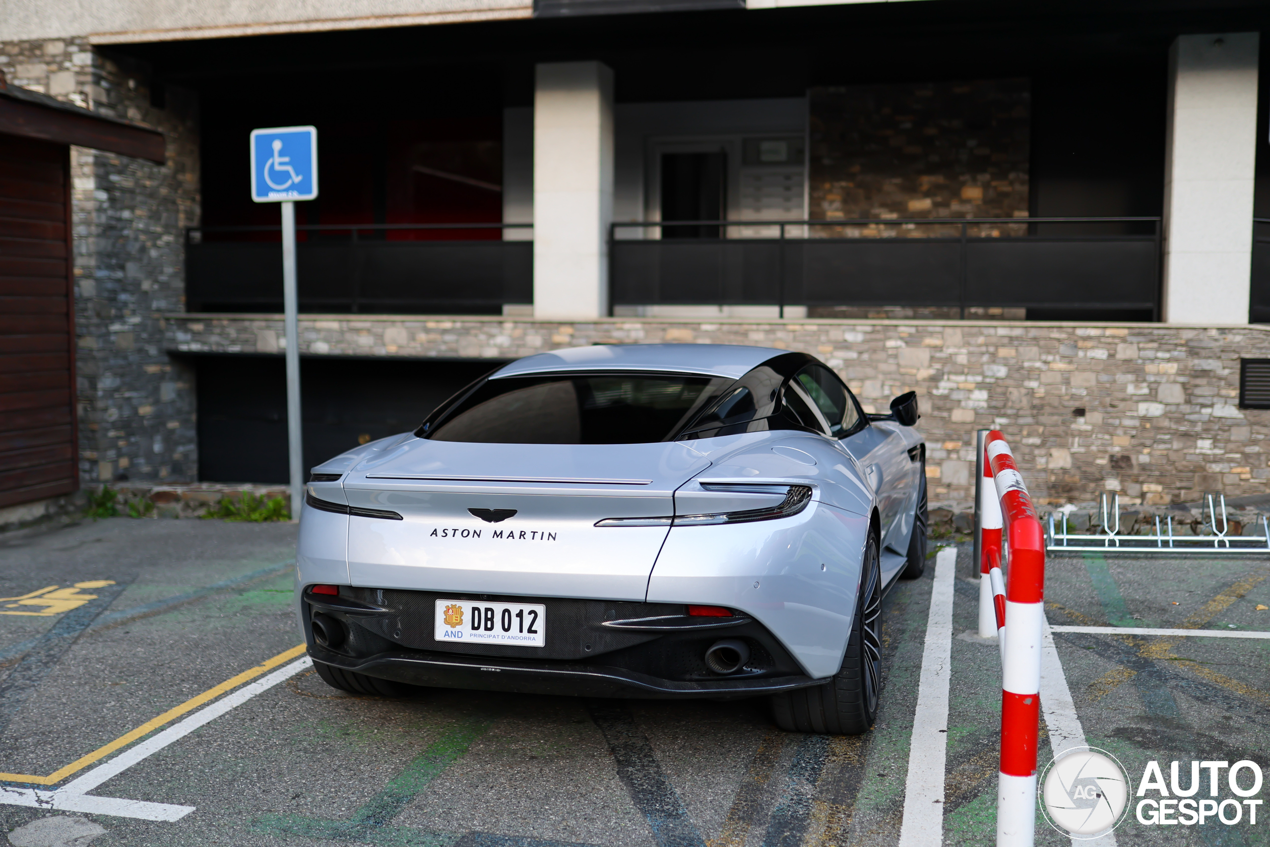 Aston Martin DB12