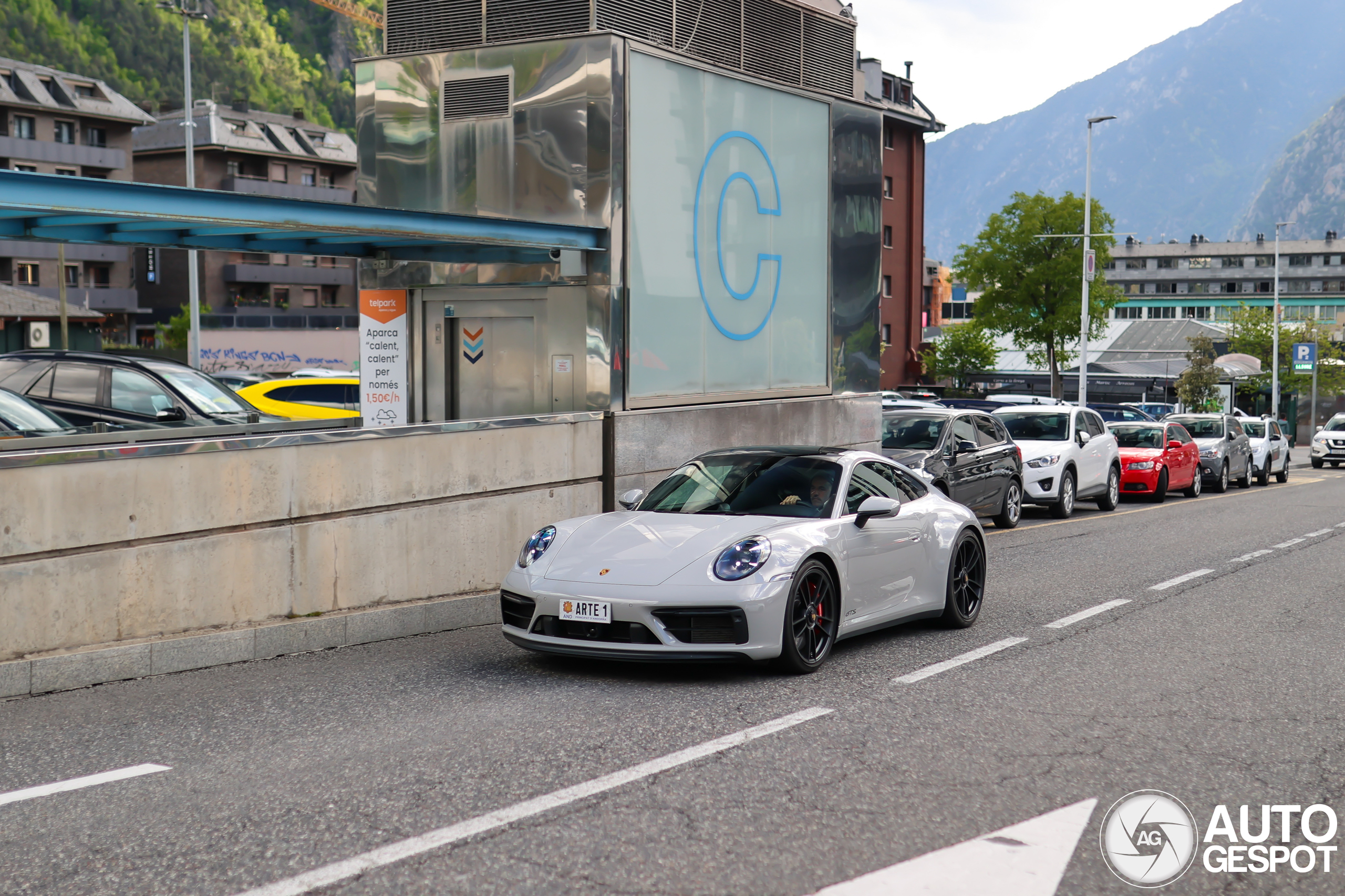 Porsche 992 Carrera 4 GTS