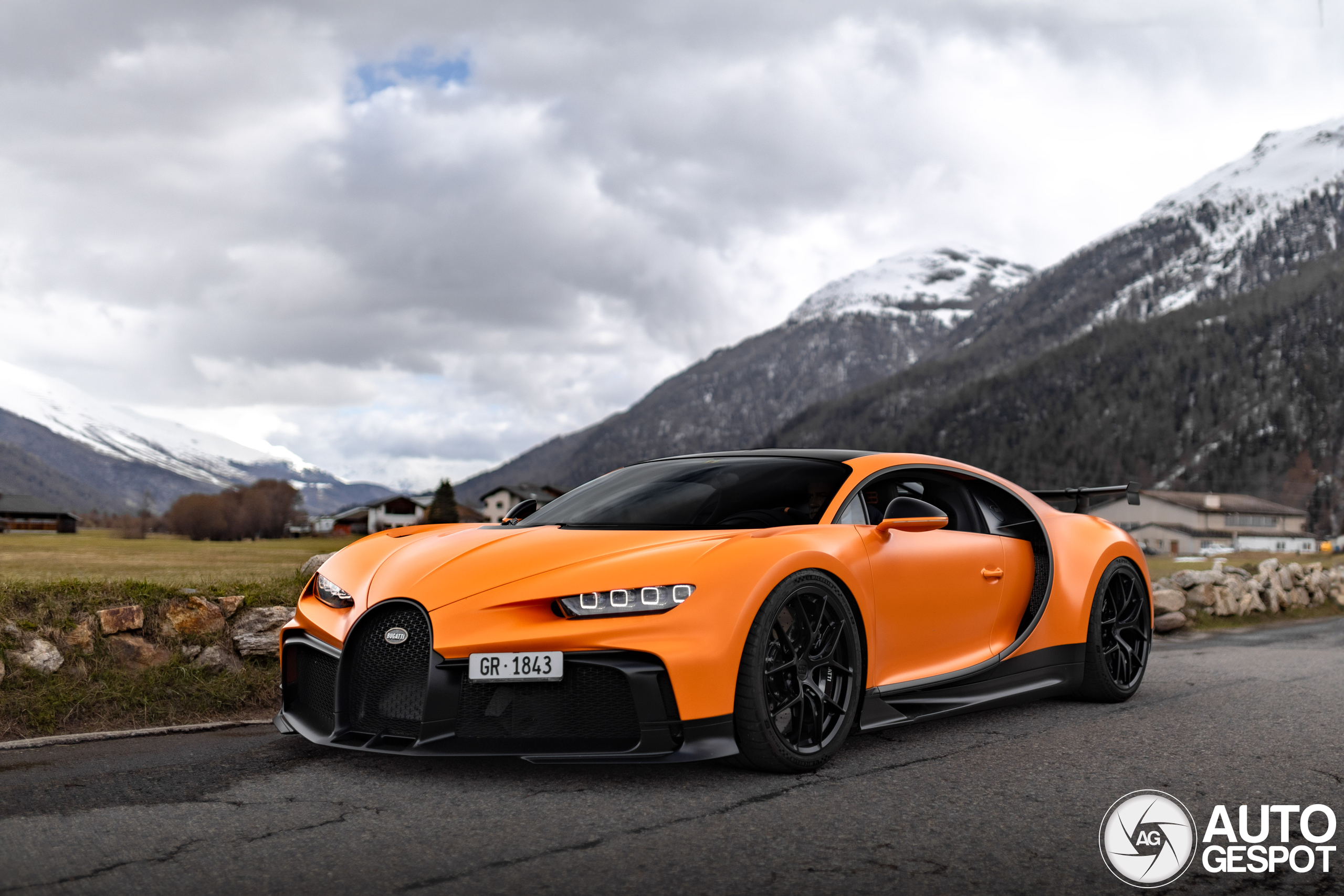 Dieser orangefarbene Bugatti Chiron Pur Sport ist ein echter Hingucker.