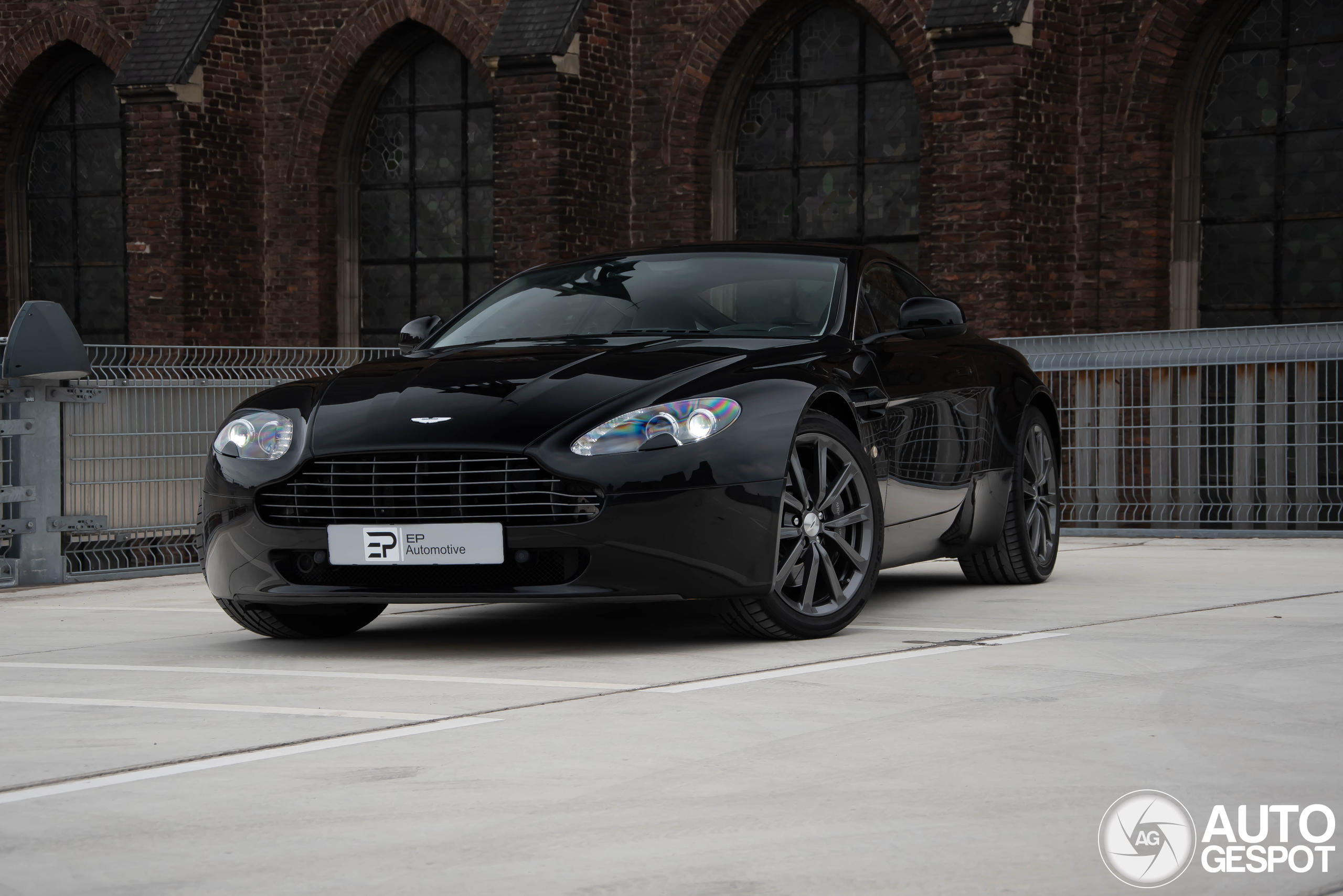 Aston Martin V8 Vantage 2012