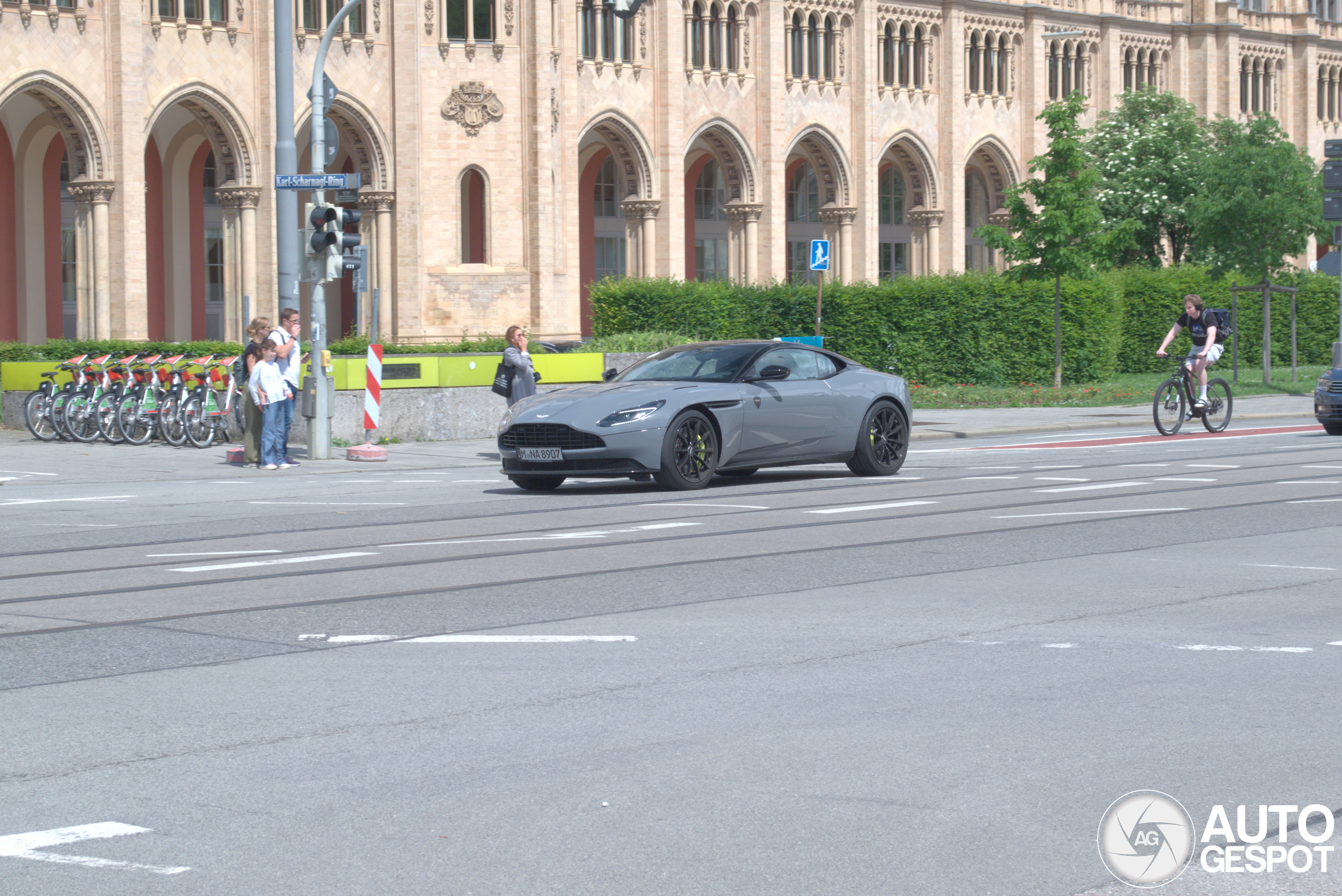 Aston Martin DB11 AMR