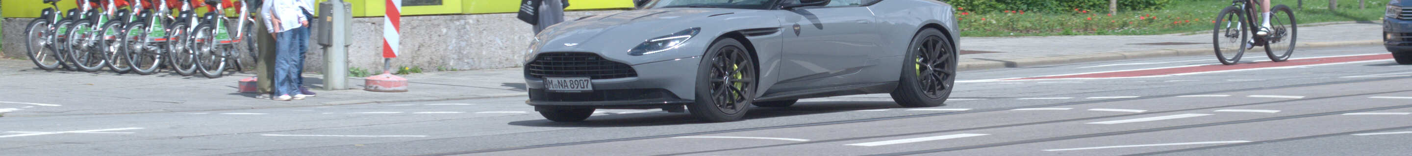 Aston Martin DB11 AMR