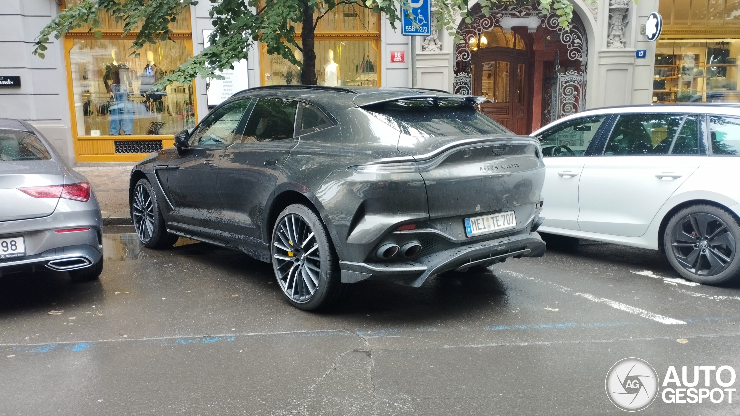 Aston Martin DBX707