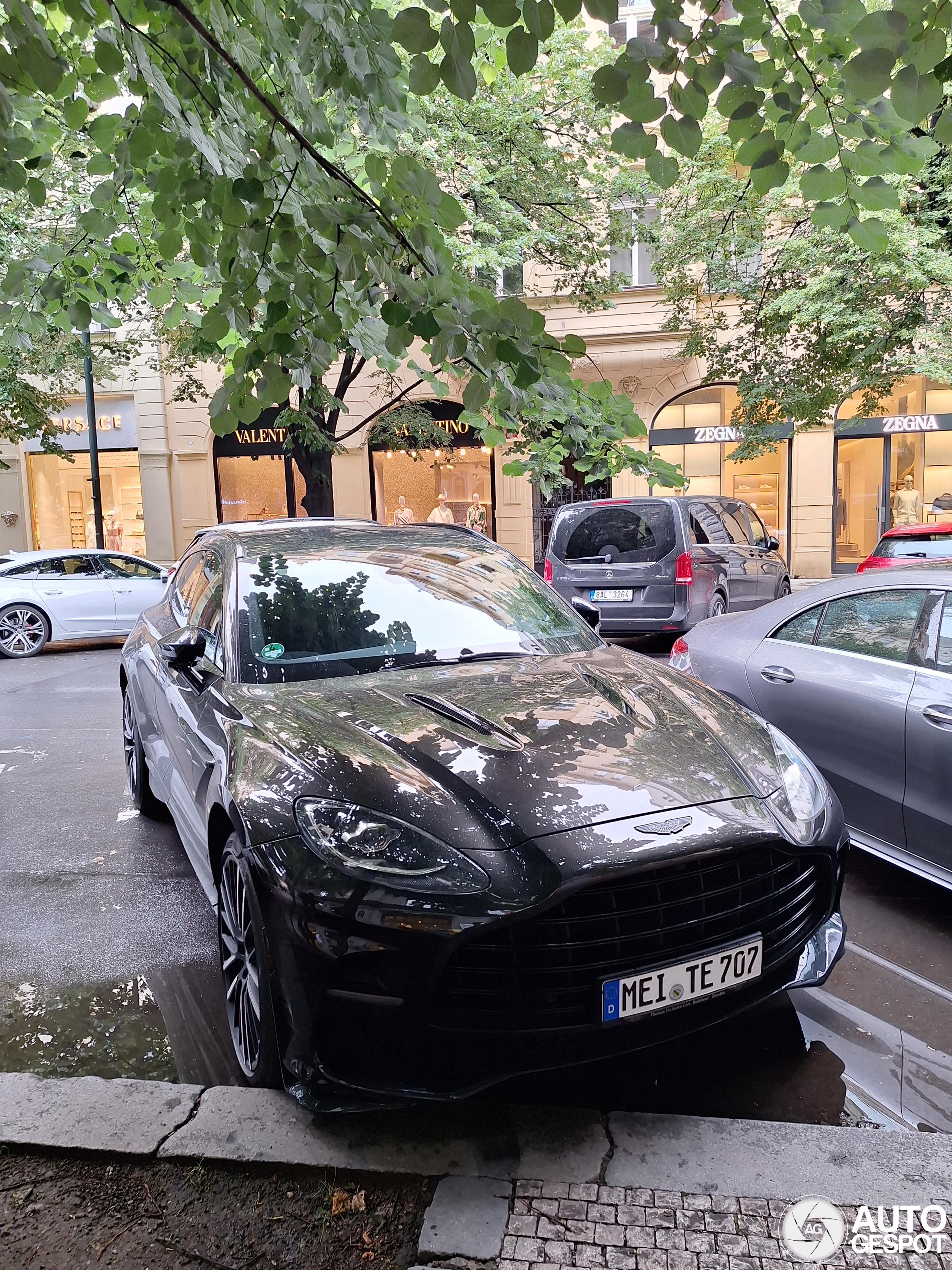 Aston Martin DBX707