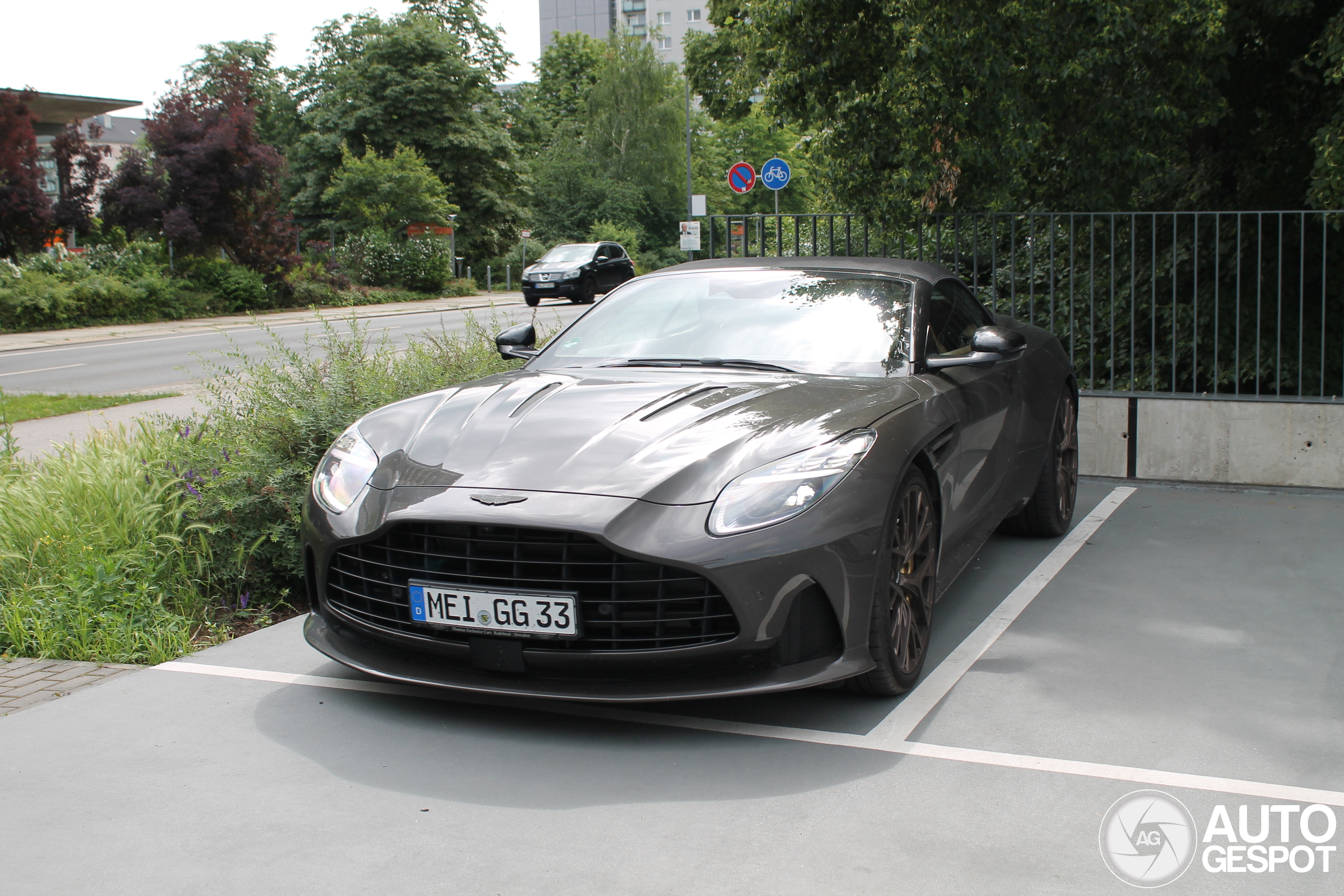 Aston Martin DB12 Volante