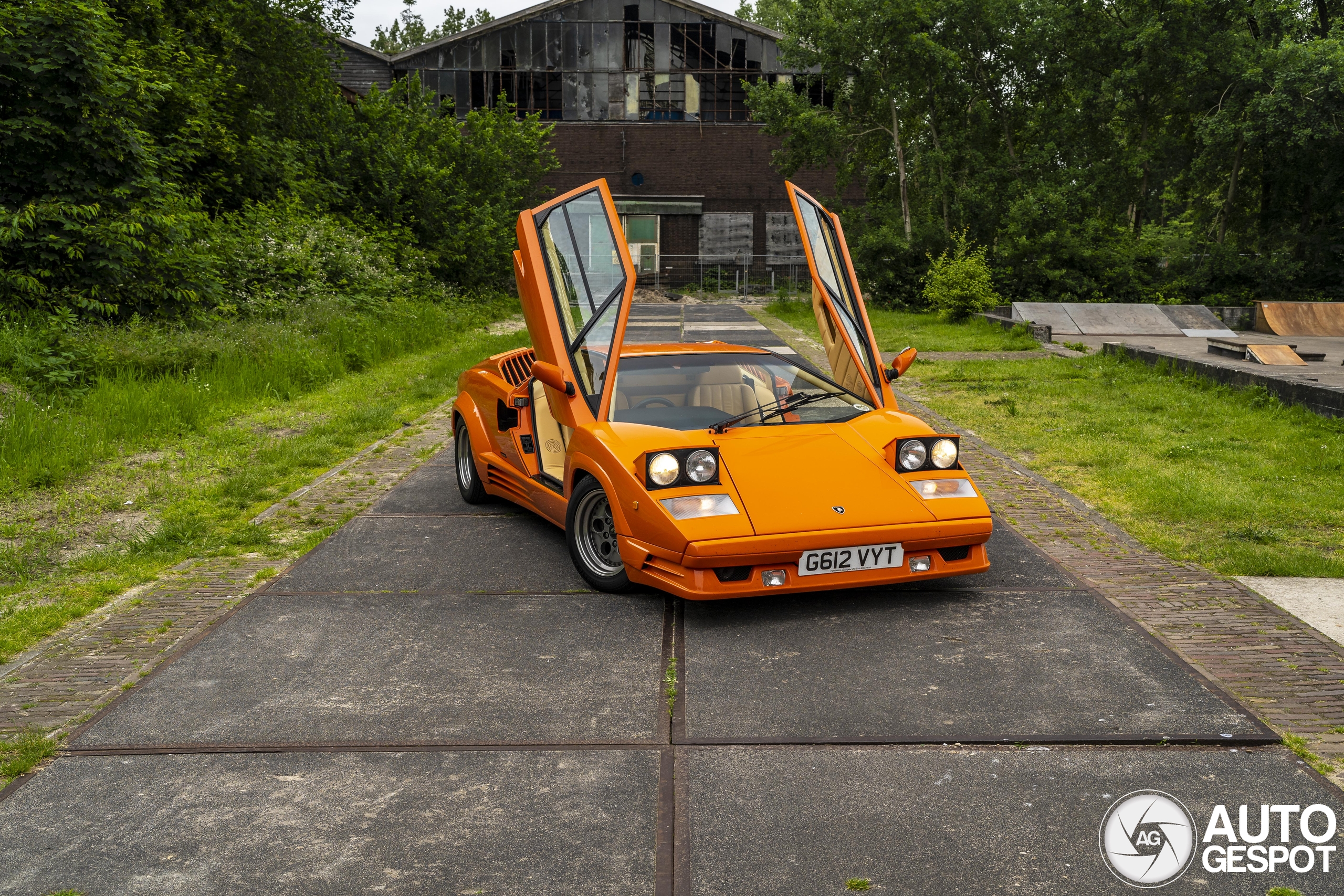 De enige Countach  25th Anniversary van Lamborghini in Arancio Miura